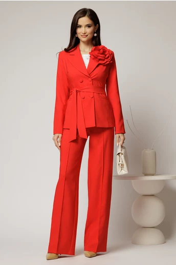 Compleu dama corai cu brosa florala detasabila format din sacou si pantalon