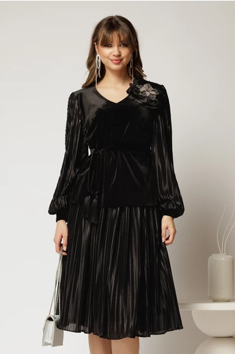 Compleu negru din bluza din catifea si fusta plisata satinata