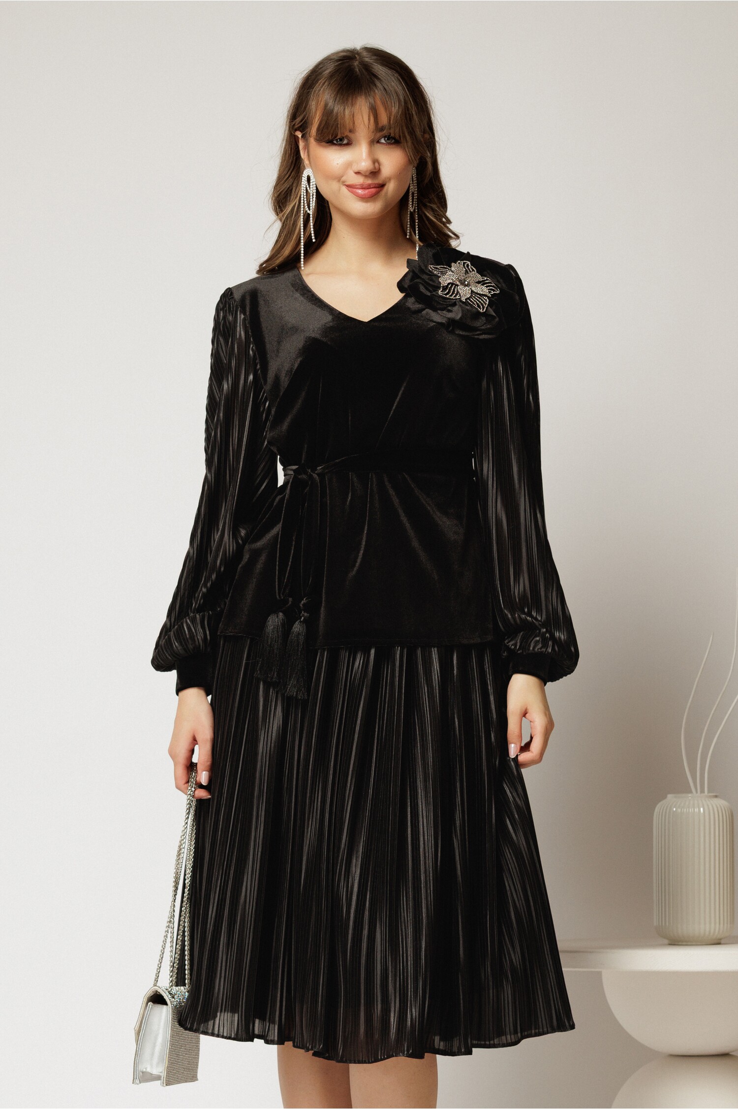 Compleu negru din bluza din catifea si fusta plisata satinata