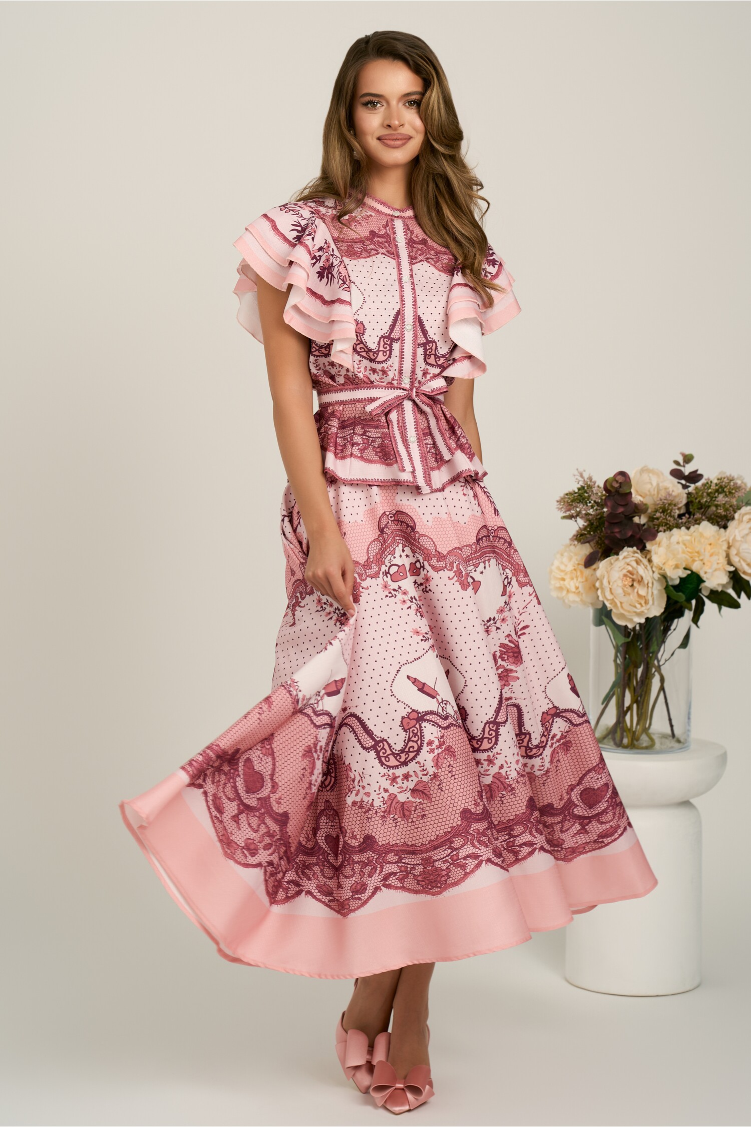 Compleu roz cu bluza si fusta midi din viscoza cu imprimeu