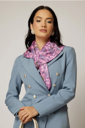 Esarfa roz cu imprimeu floral si nuante discrete de bleu