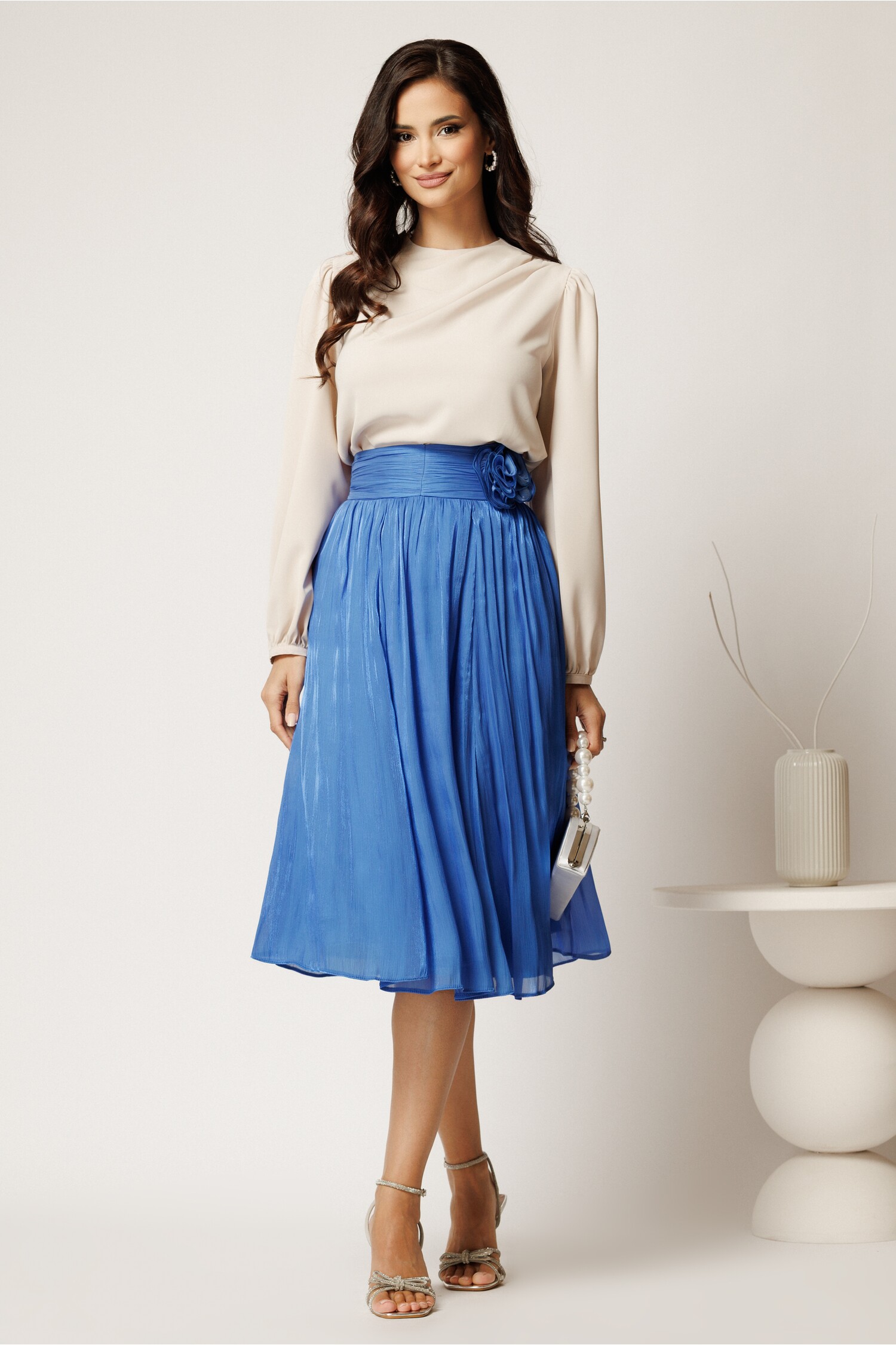 Fusta DY Fashion midi albastra in clos din voal cu insertii din fir lurex si floare in talie Fusta DY Fashion midi albastra in clos din voal cu insertii din fir lurex si floare in talie