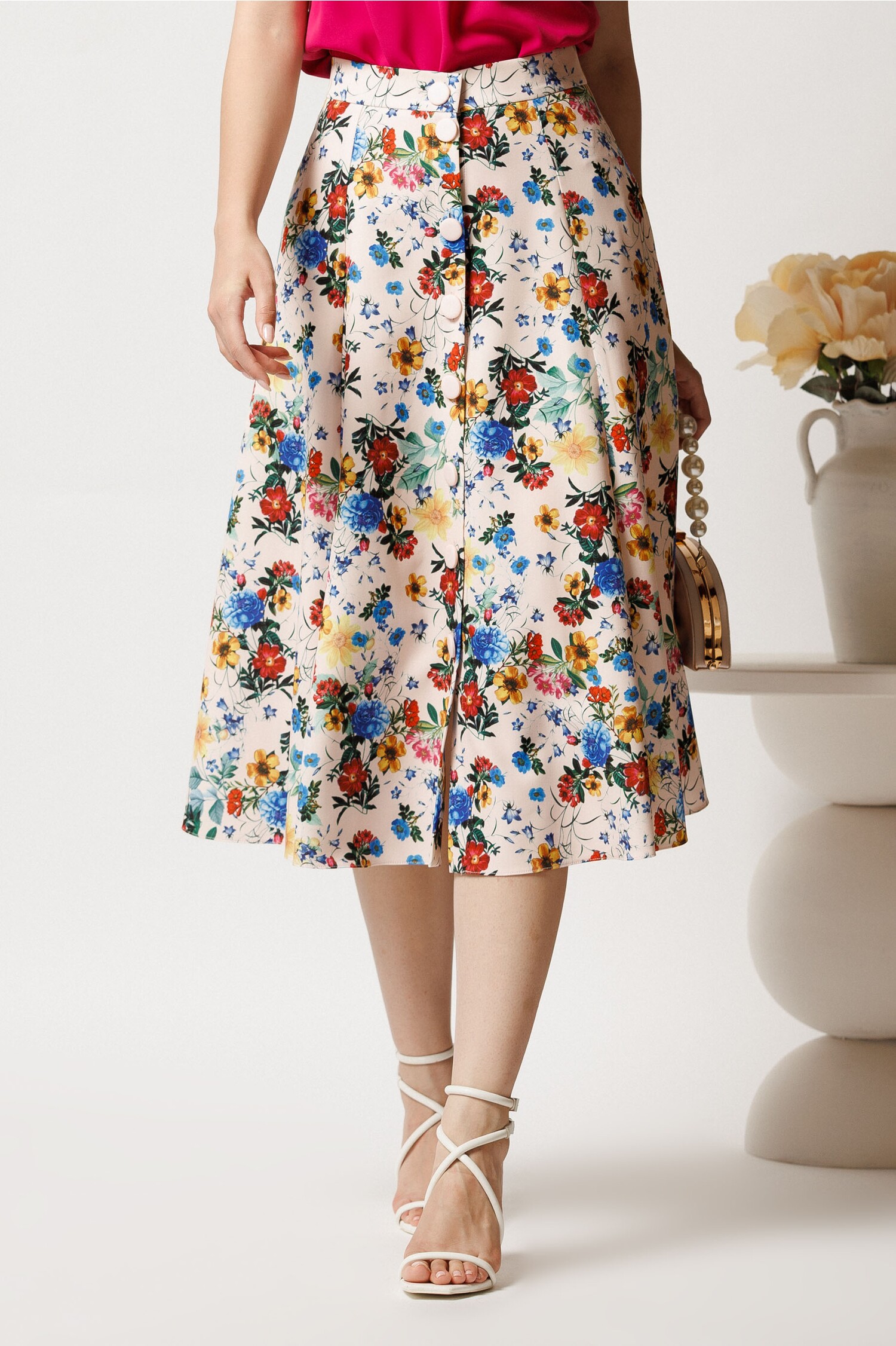 Fusta DY Fashion midi bej cu flori colorate din triplu voal in clos cu nasturi