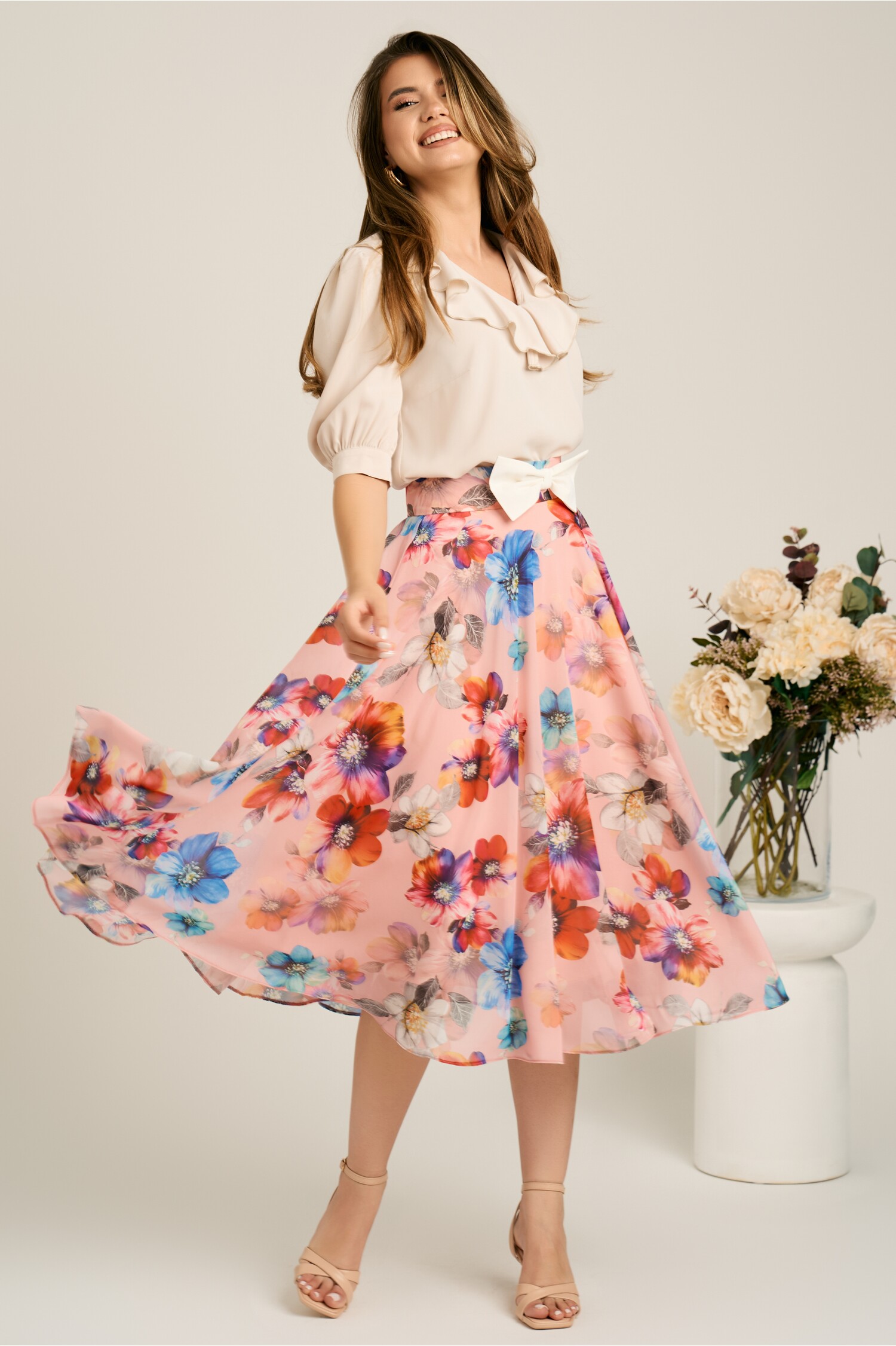 Fusta DY Fashion midi roz din voal in clos cu flori albastre si funda in talie