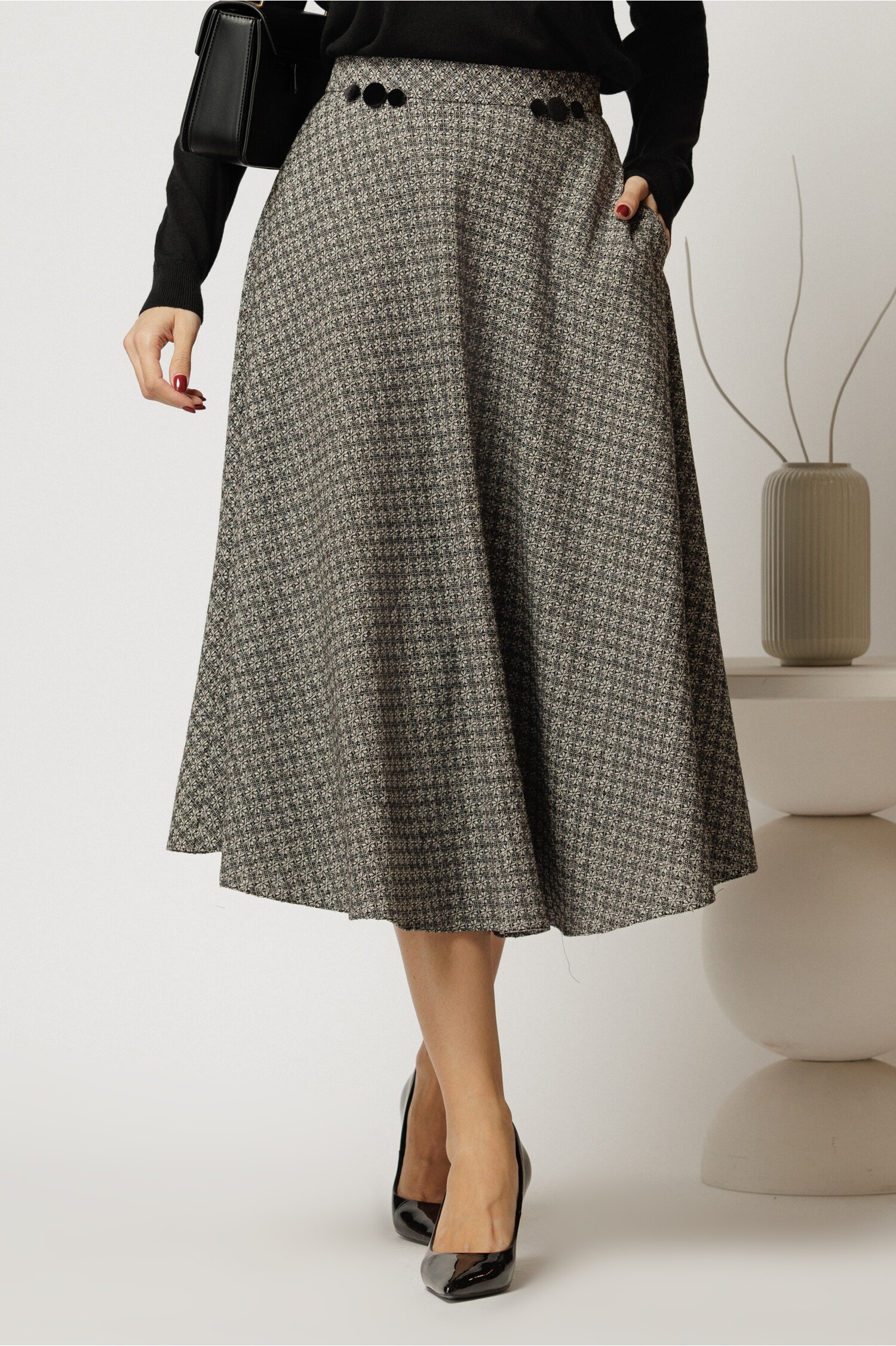 Fusta midi gri cu imprimeuri si nasturi decorativi pe talie