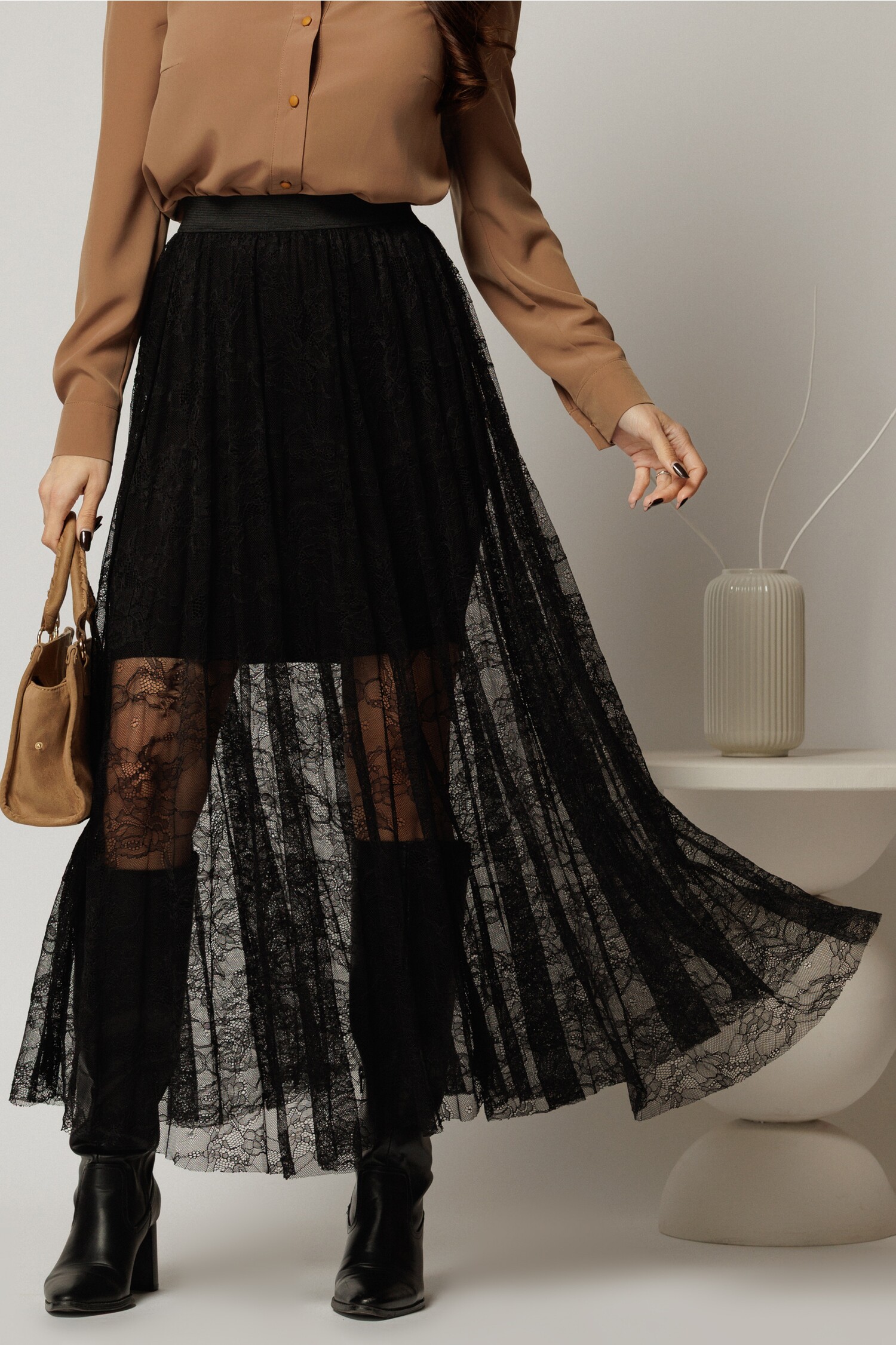 Fusta midi neagra in clos din dantela cu elastic in talie