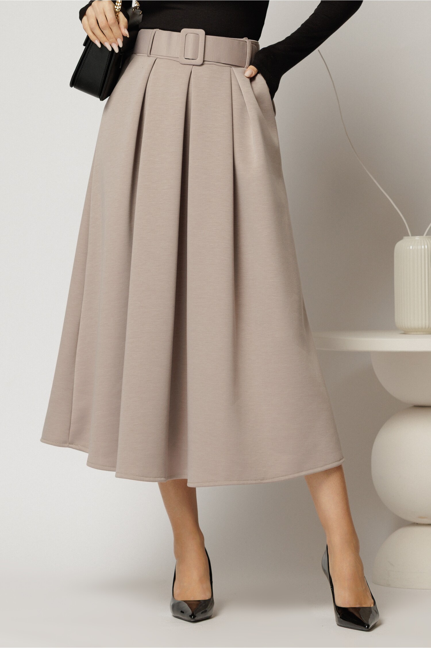 Fusta midi office din jerse bej cu pliuri si curea in talie