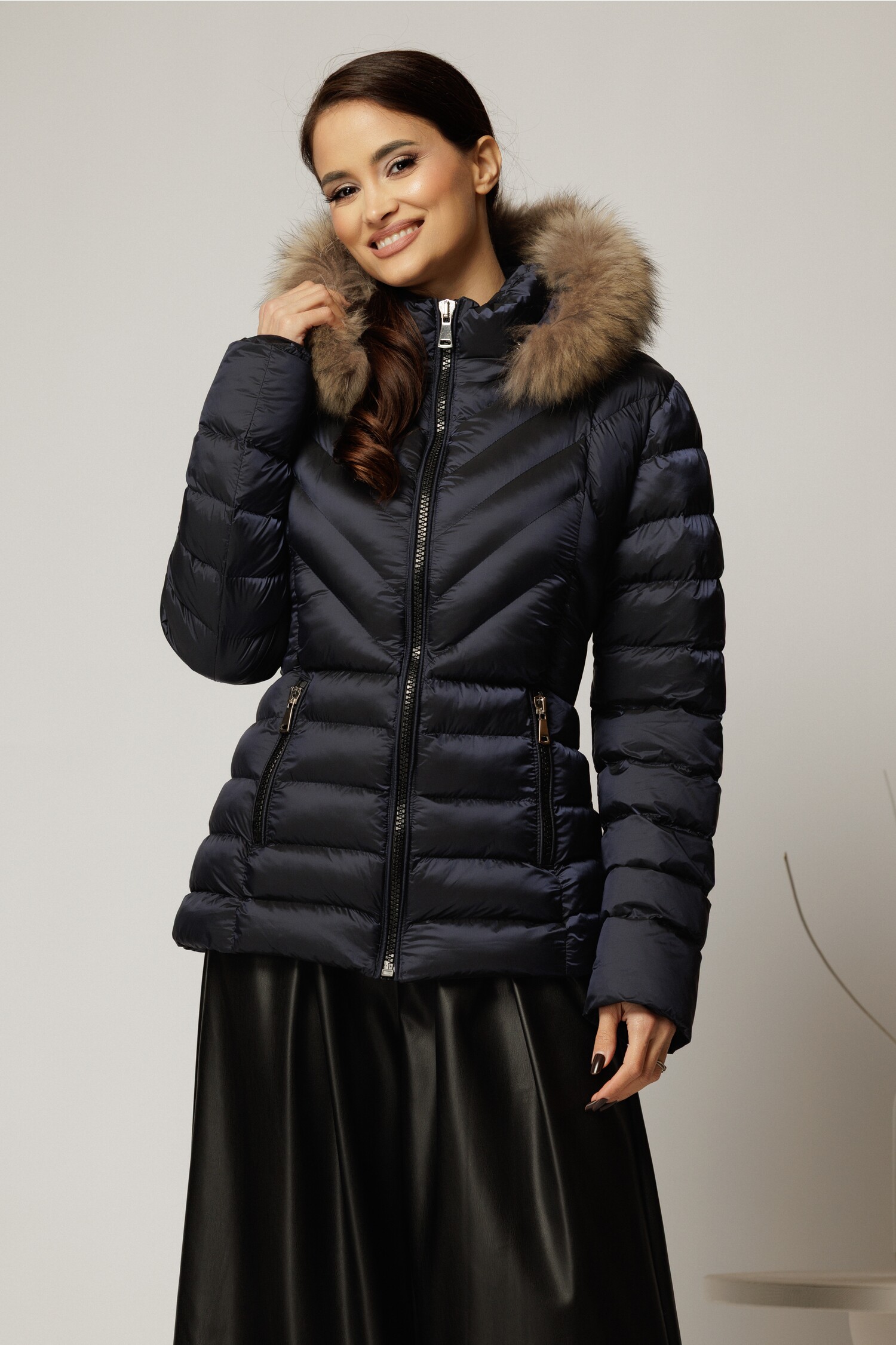 Geaca scurta bleumarin cu blanita naturala la gluga