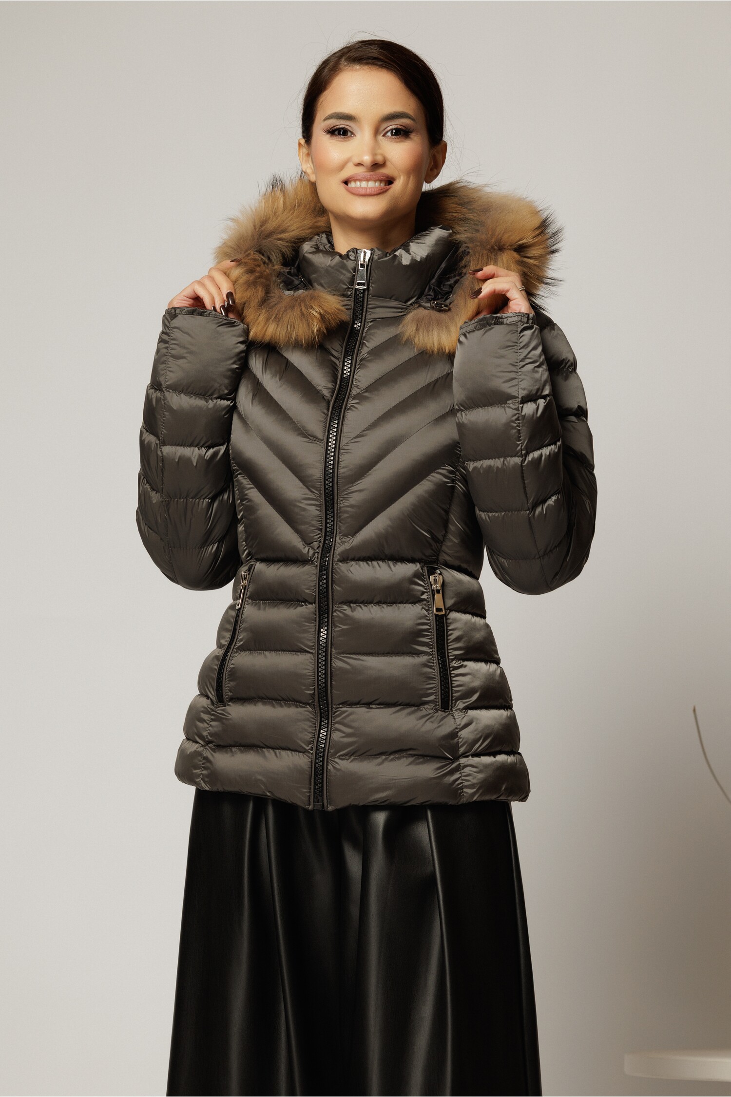 Geaca scurta gri cu blanita naturala la gluga