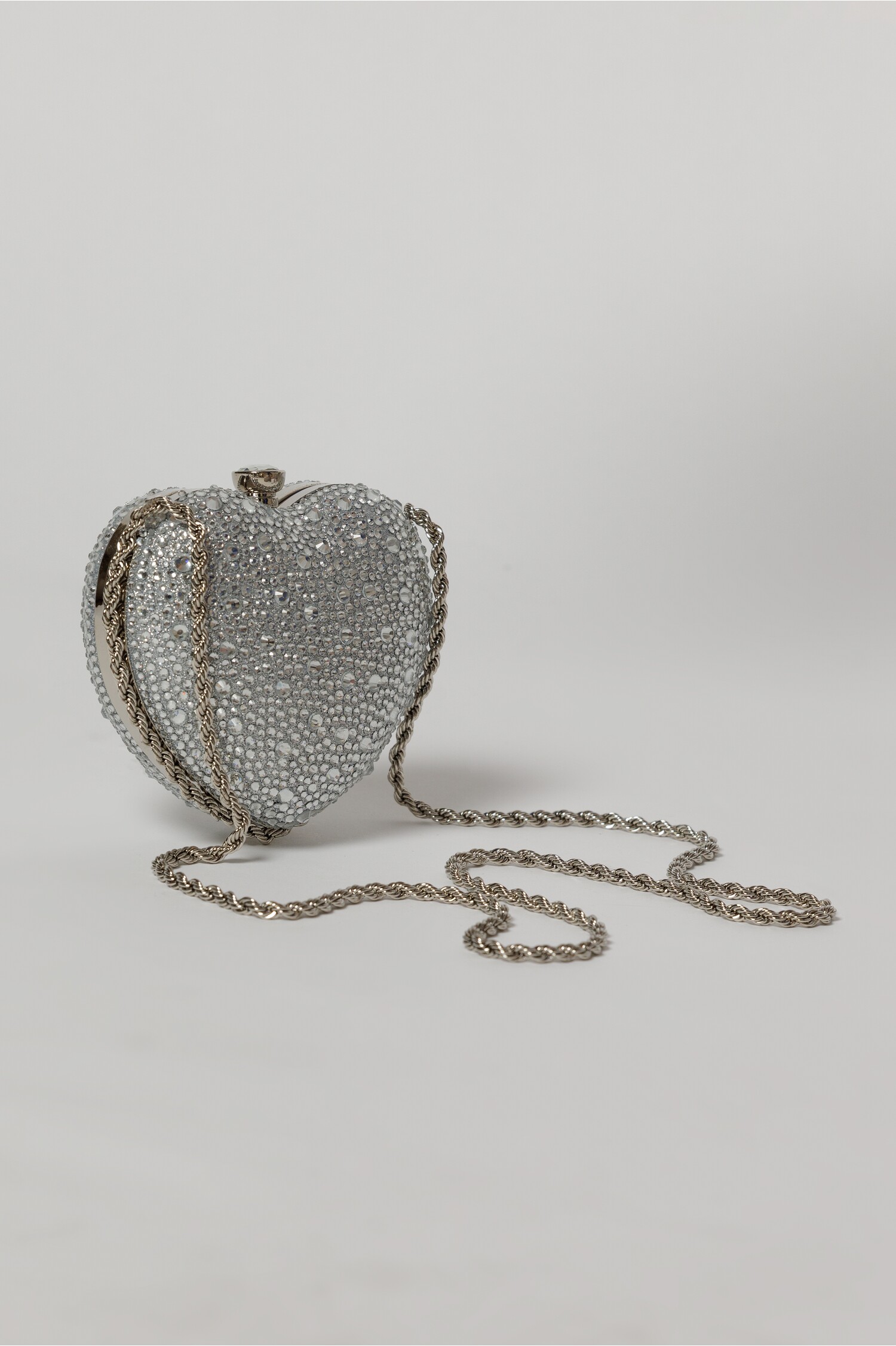 Geanta eleganta din strasuri argintie in forma de inima