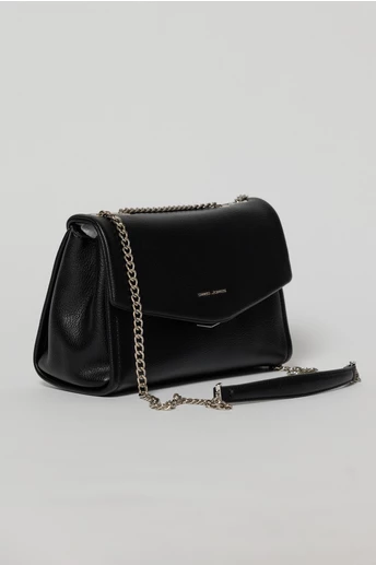 Geanta eleganta neagra cu design structurat si lant argintiu