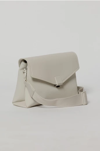 Geanta ivoar tip plic cu design elegant si inchidere cu clapeta