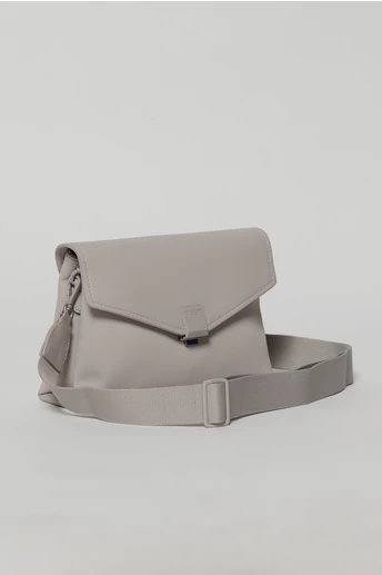 Geanta lila tip plic cu design elegant si inchidere cu clapeta