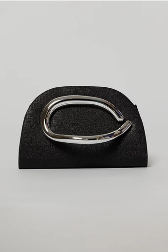 Geanta neagra cu design modern stralucitor si maner metalic