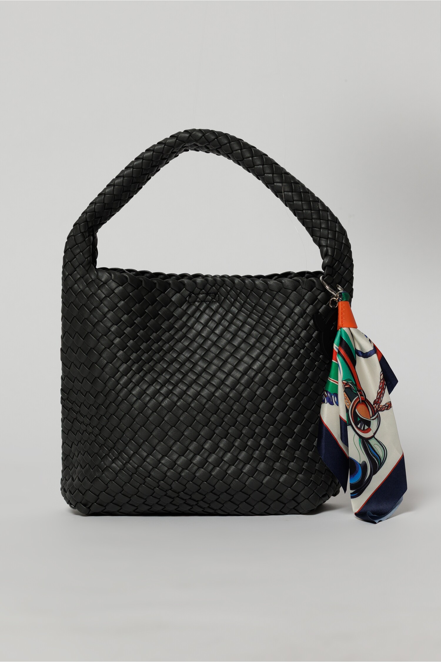 Geanta neagra din piele ecologica impletita accesorizata cu esarfa