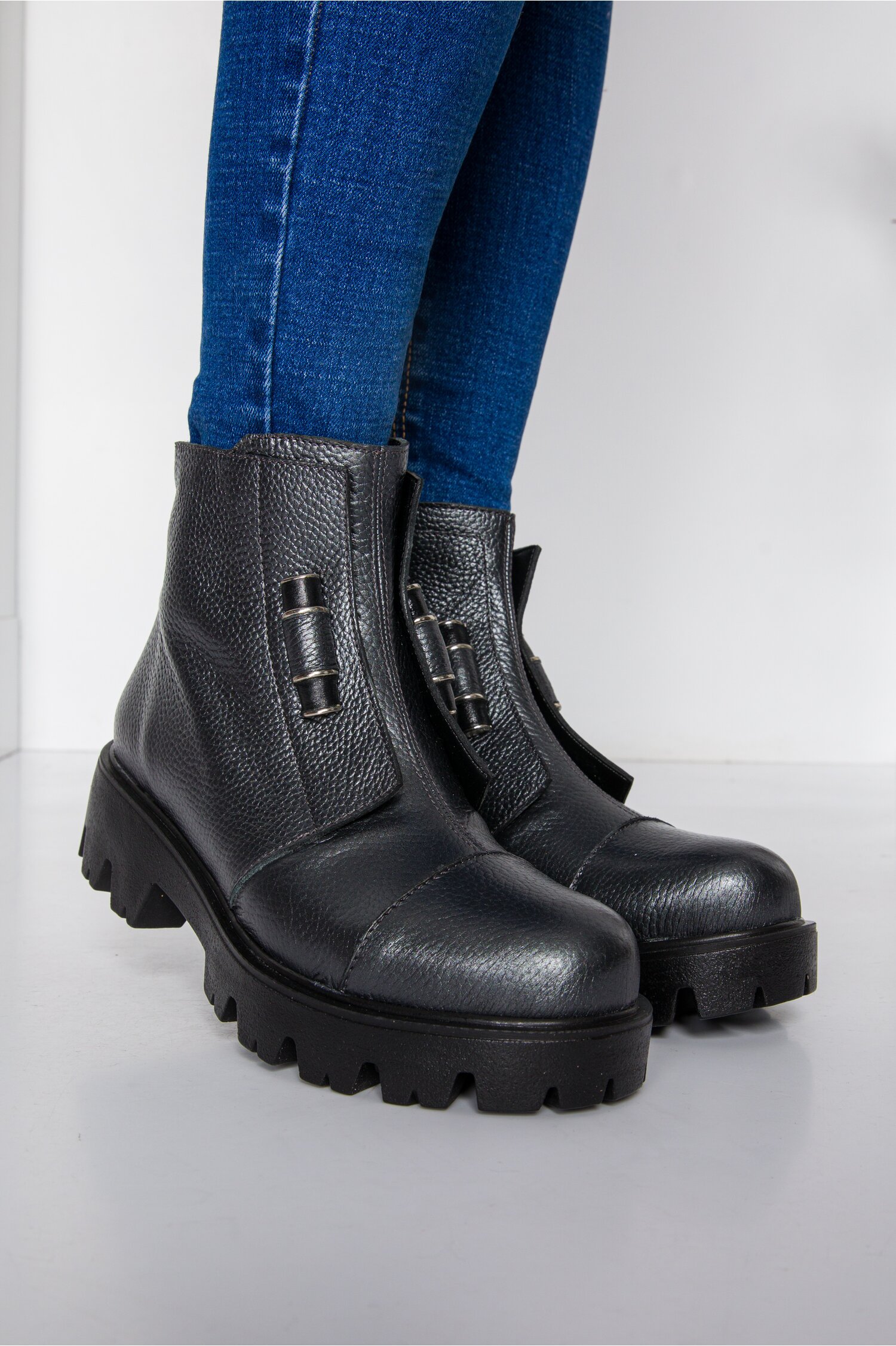 Ghete antracit cu talpa groasa si aplicatii metalice in fata dyfashion.ro imagine megaplaza.ro