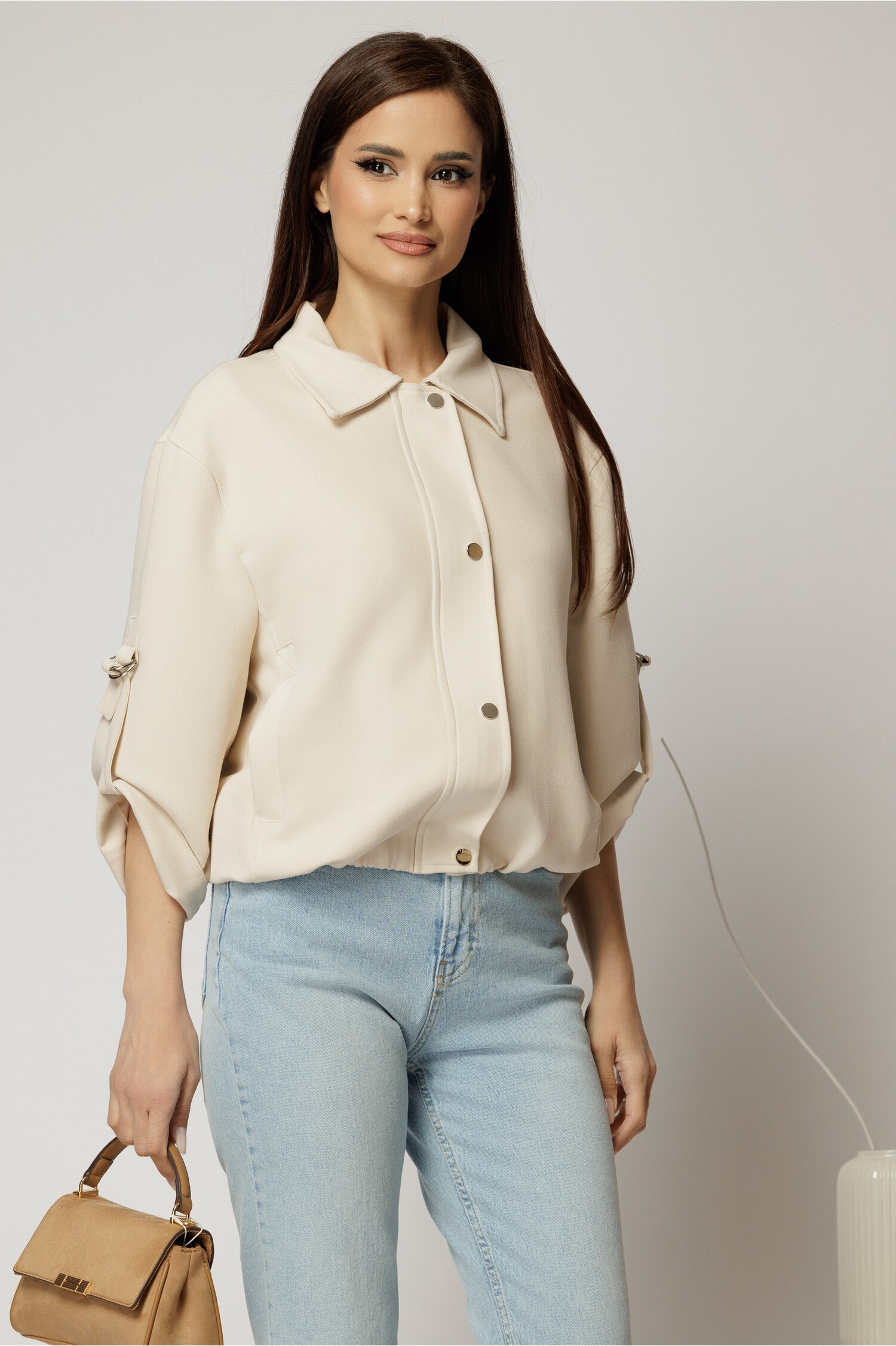 Jacheta bej bomber cu elastic la talie si maneci trei sferturi