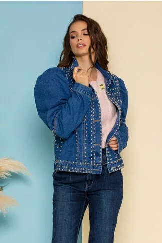 Jacheta din denim albastra cu aplicatii metalice si inchidere cu nasturi