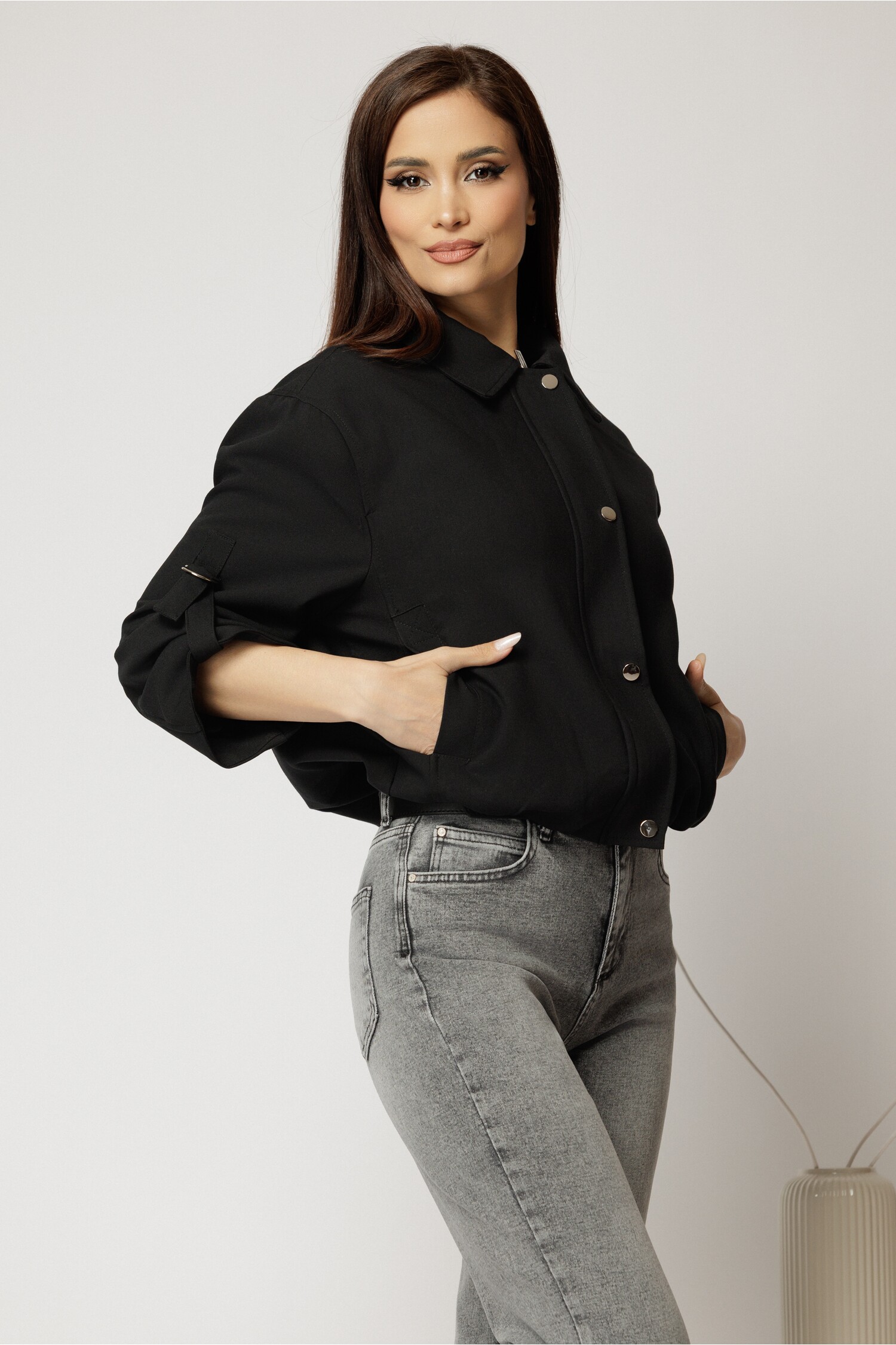 Jacheta neagra bomber cu elastic la talie si maneci trei sferturi