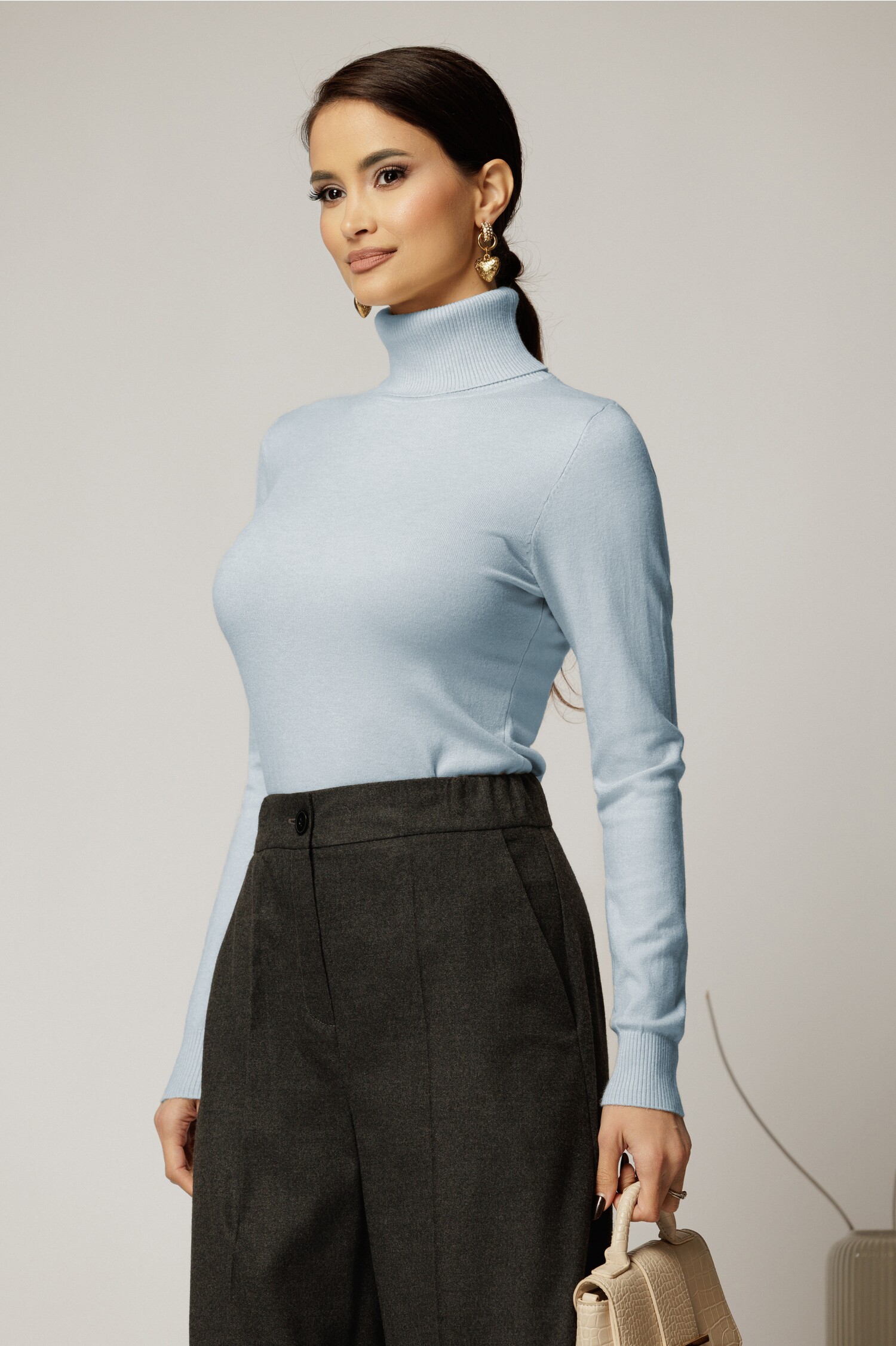 Maleta bleu din tricot cu guler intors