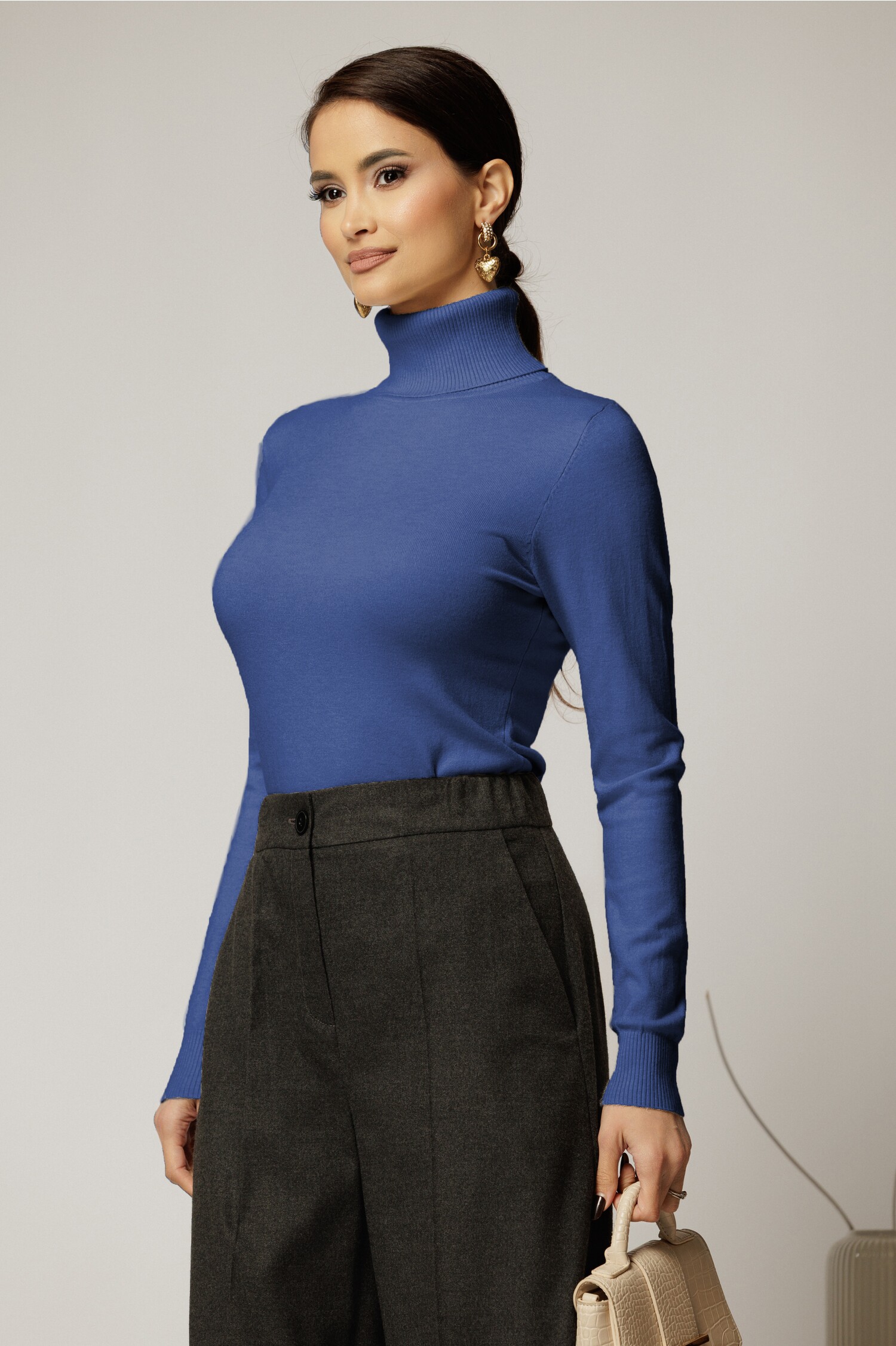 Maleta bleumarin din tricot cu guler intors