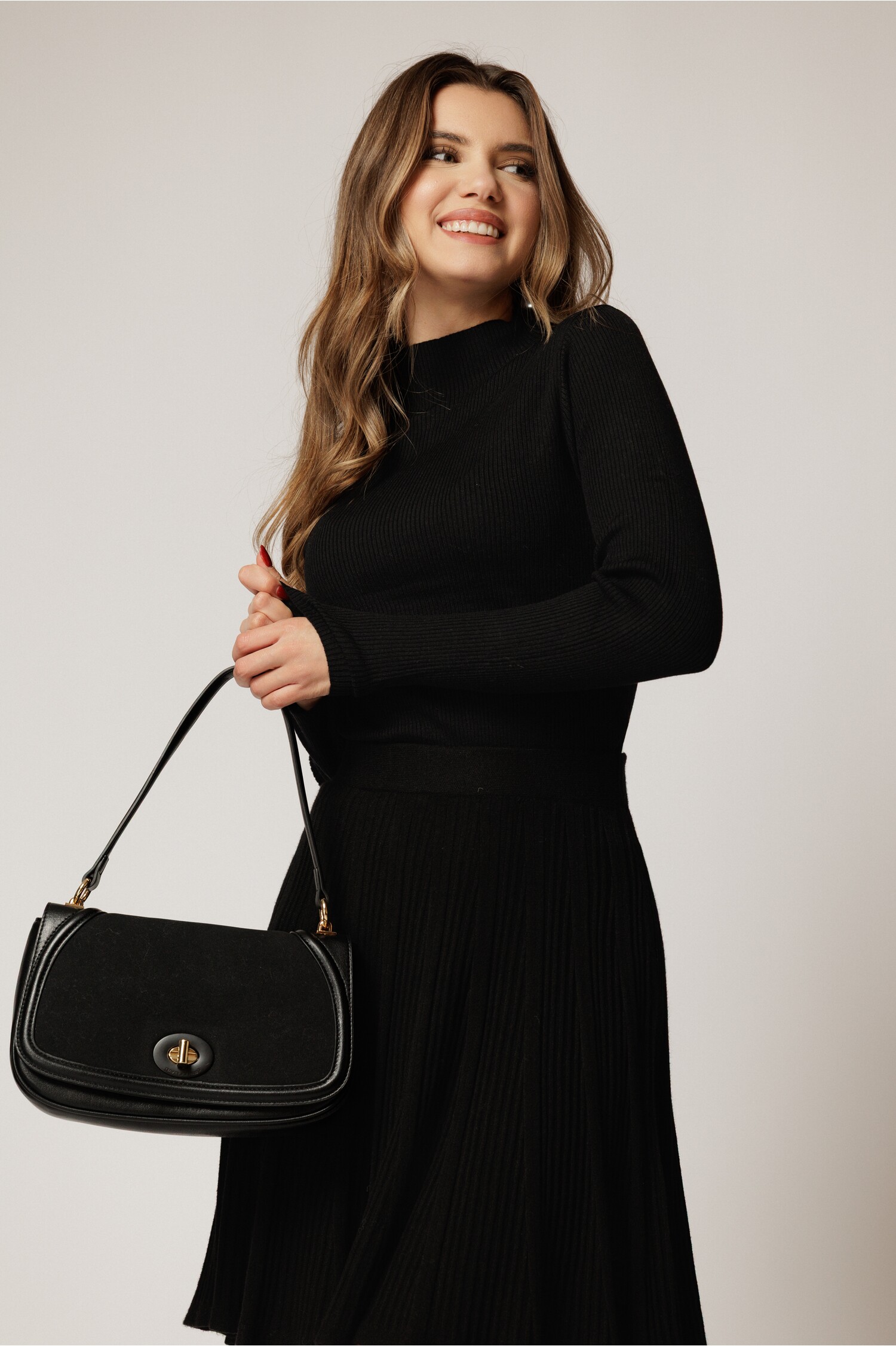 Maleta neagra din tricot casual eleganta