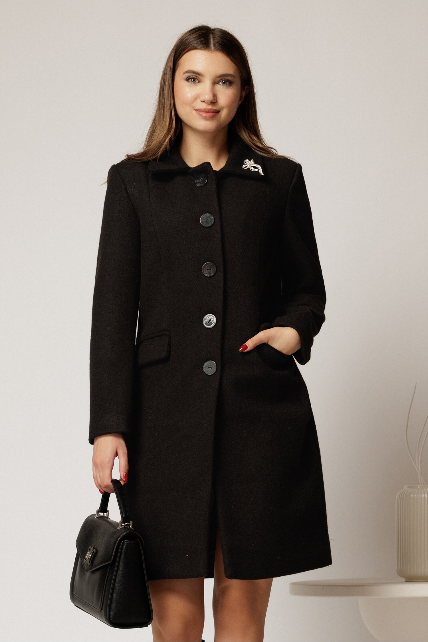 Palton Amira negru cu brosa pe guler