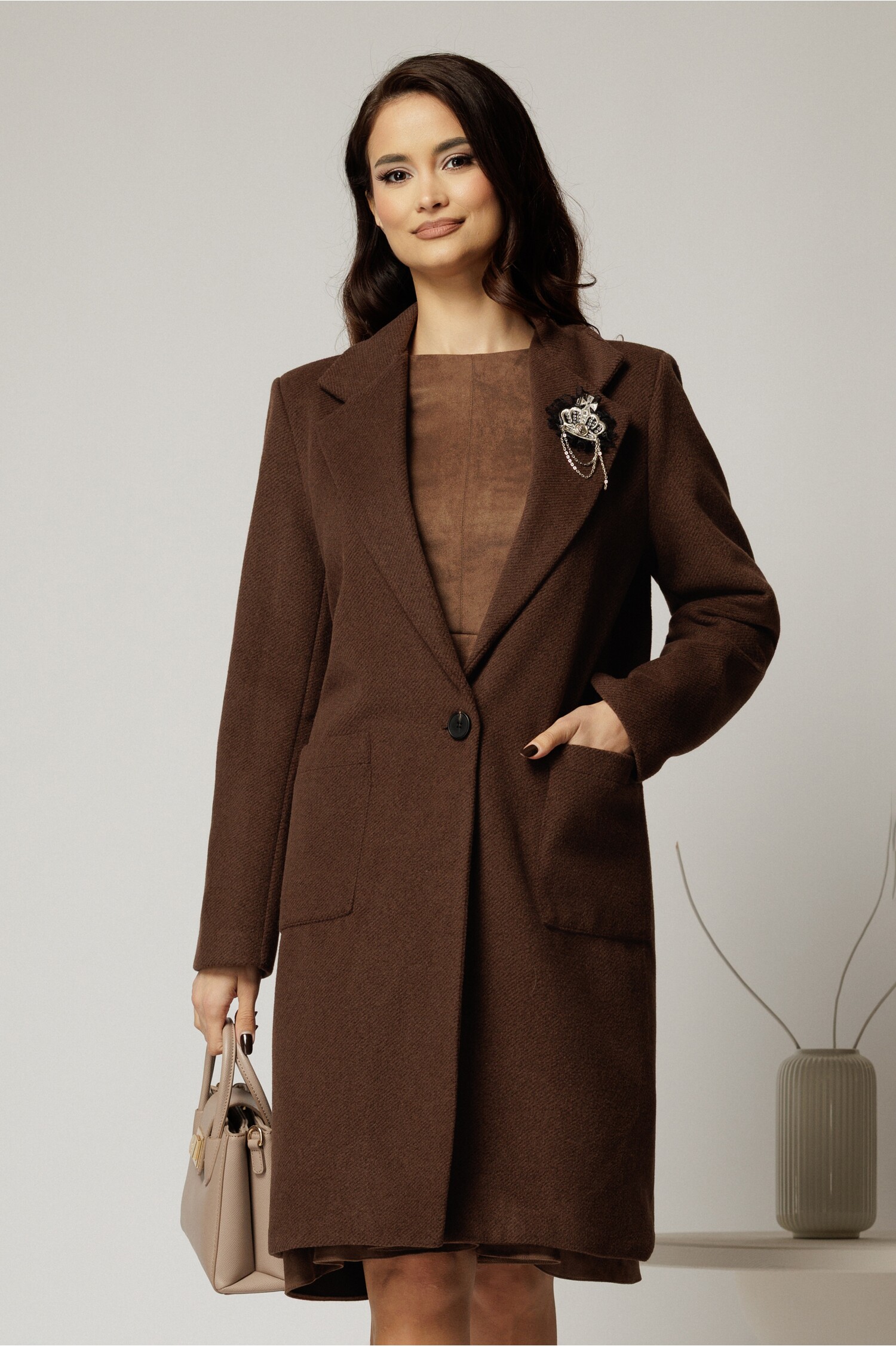 Palton elegant din stofa maro cu dungi discrete si buzunare