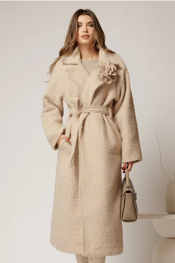 Palton lung elegant din bucle bej cu floare pe bust si cordon in talie