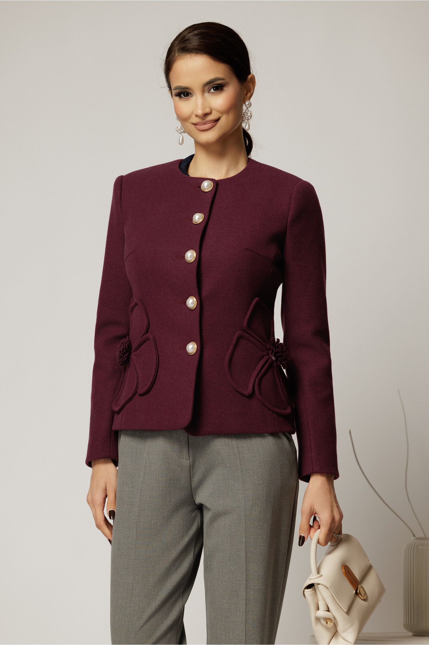 Palton scurt magenta tip sacou cu nasturi perla si design elegant