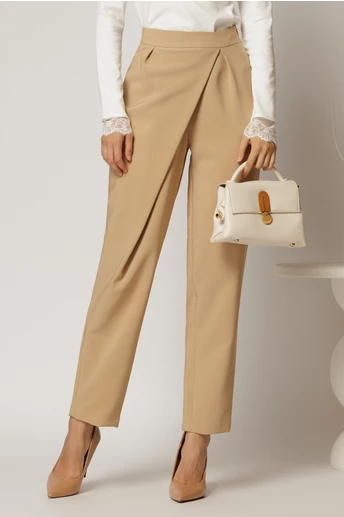 Pantaloni bej cu pliu petrecut