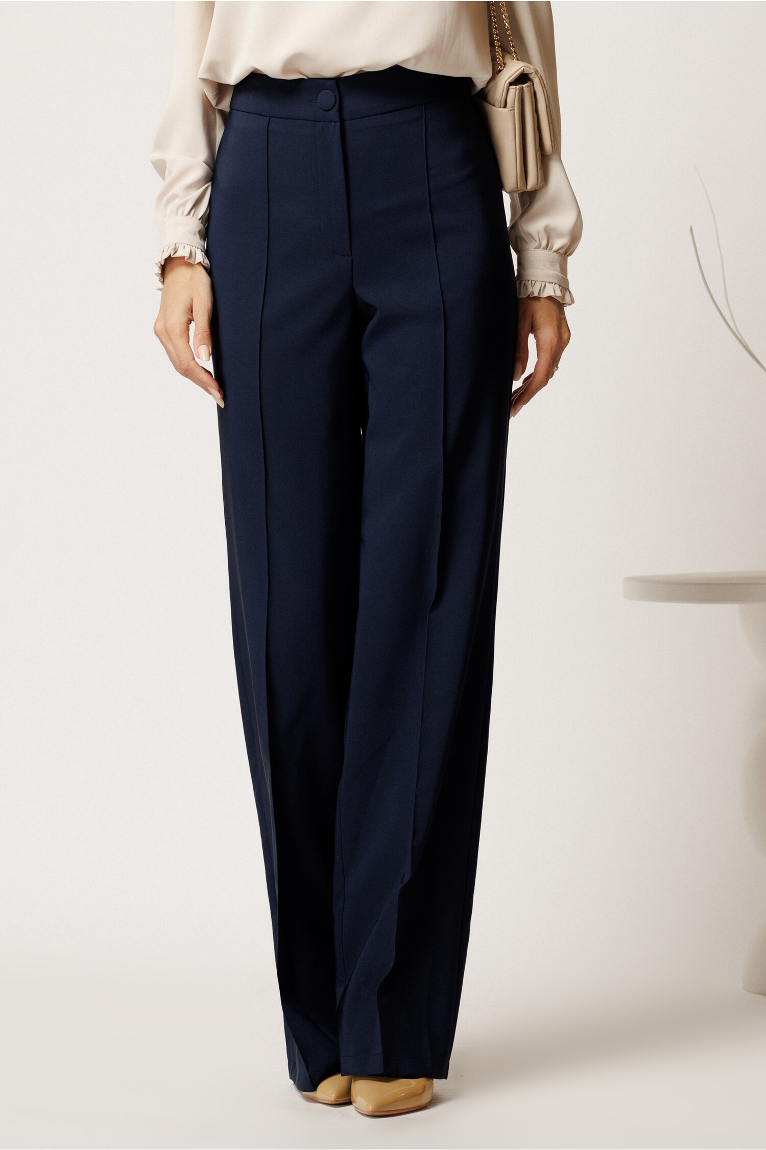 Pantaloni bleumarin evazați