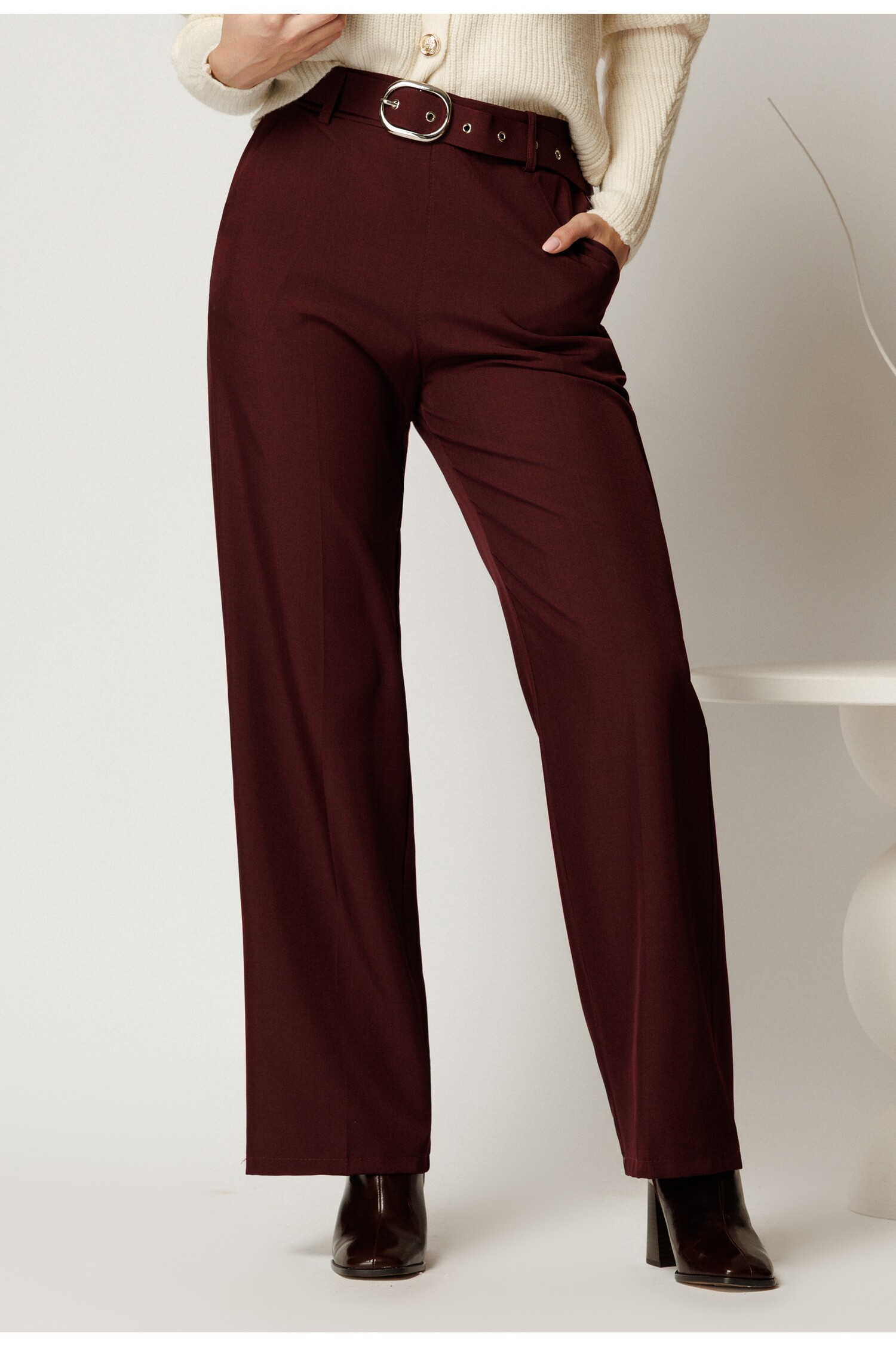 Pantaloni bordo din stofa cu croi drept si curea in talie