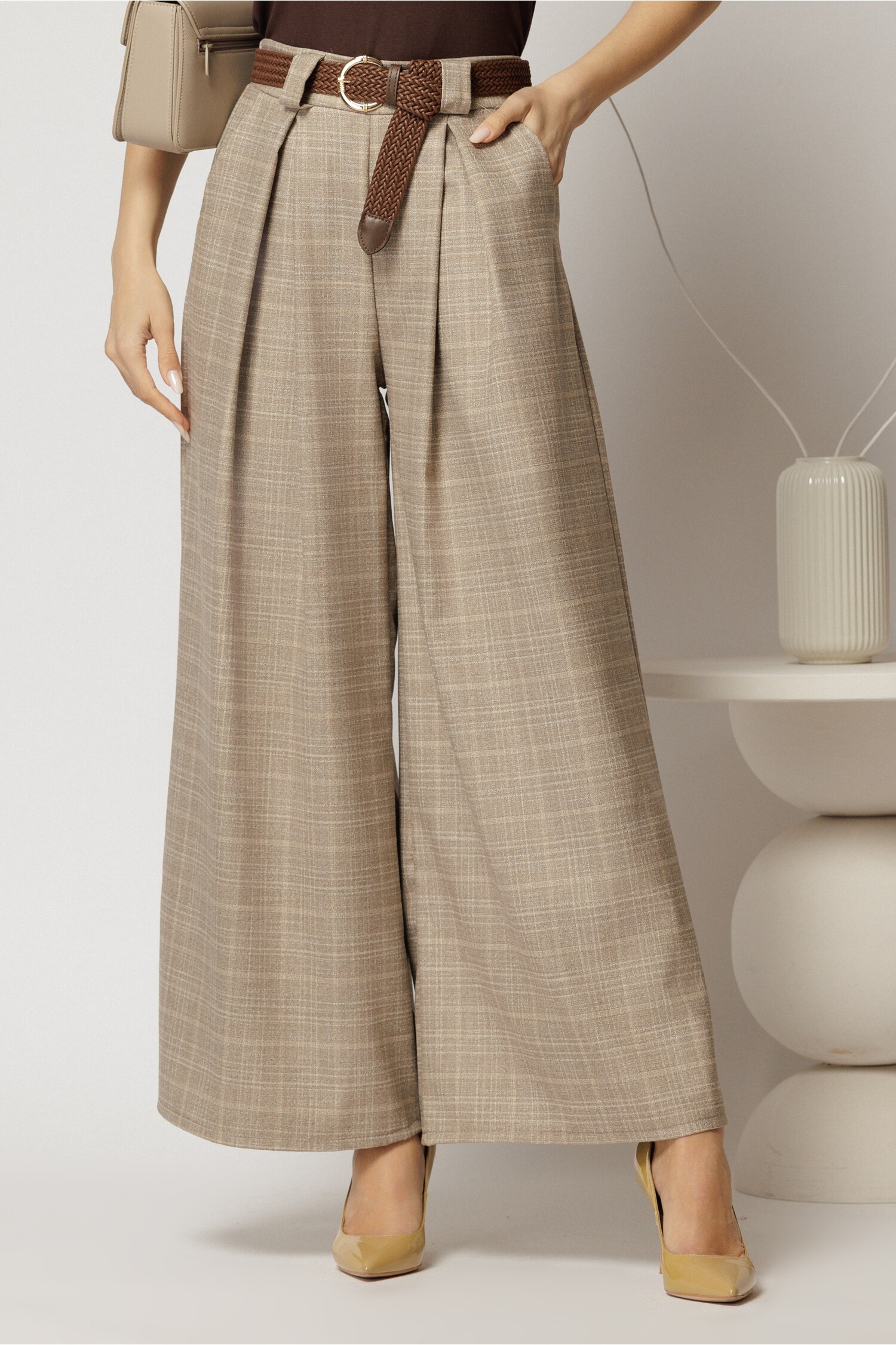 Pantaloni casual bej croi larg si curea in talie