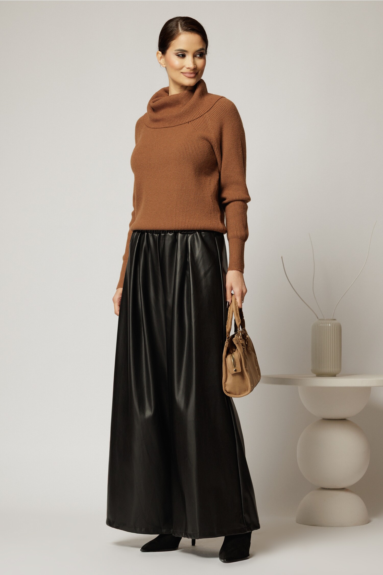 Pantaloni casual din piele ecologica negri evazati