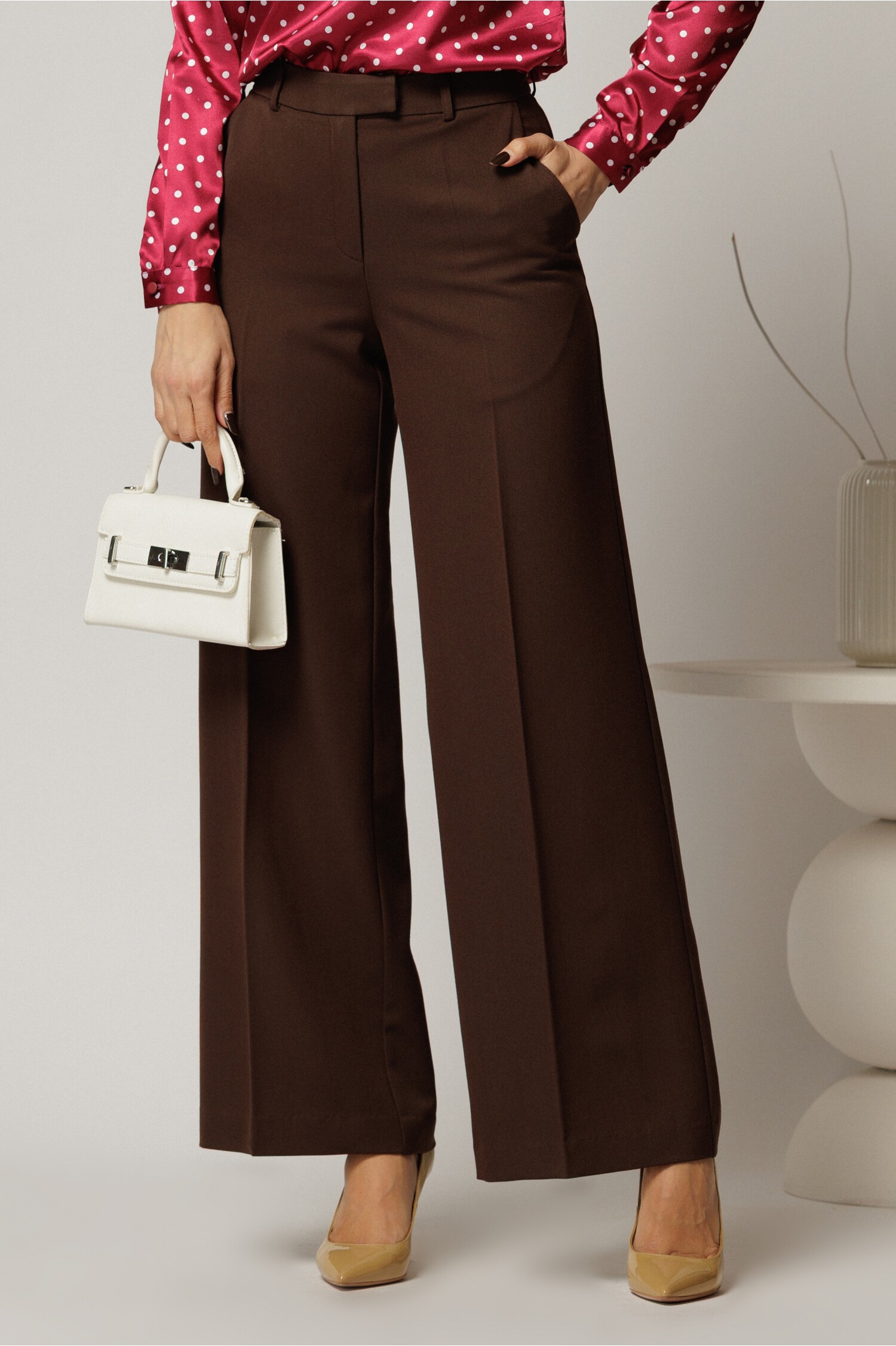 Pantaloni DY Fashion lungi maro din stofa si croi lejer