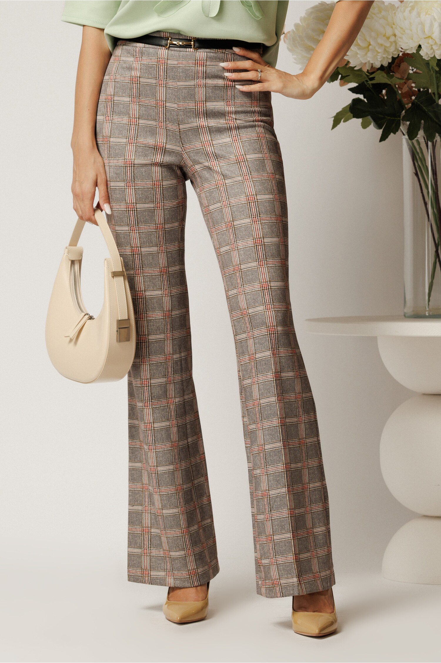 Pantaloni DY Fashion office evazati din stofa catifelata gri cu carouri si accesoriu in talie Pantaloni DY Fashion office evazati din stofa catifelata gri cu carouri si accesoriu in talie