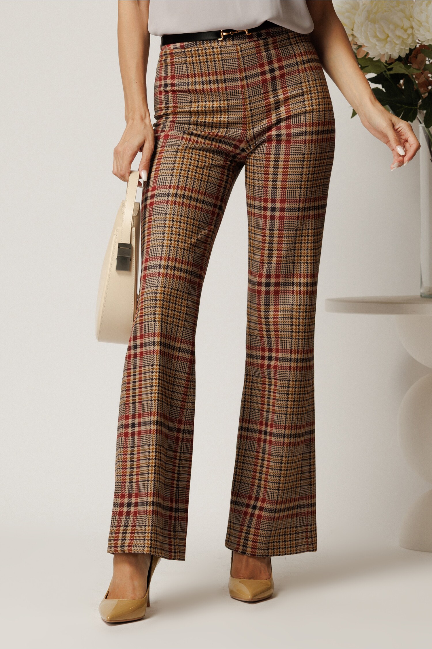 Pantaloni DY Fashion office evazati din stofa catifelata maro cu carouri bordo si accesoriu in talie Pantaloni DY Fashion office evazati din stofa catifelata maro cu carouri bordo si accesoriu in talie
