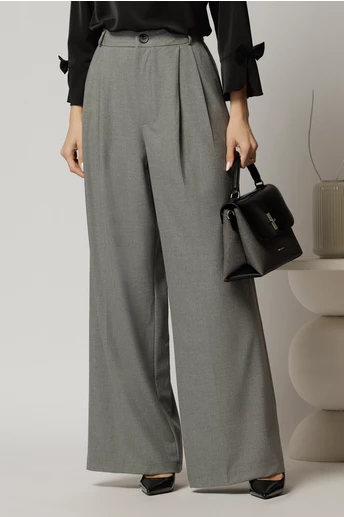 Pantaloni gri lungi cu croi lejer si pense din talie