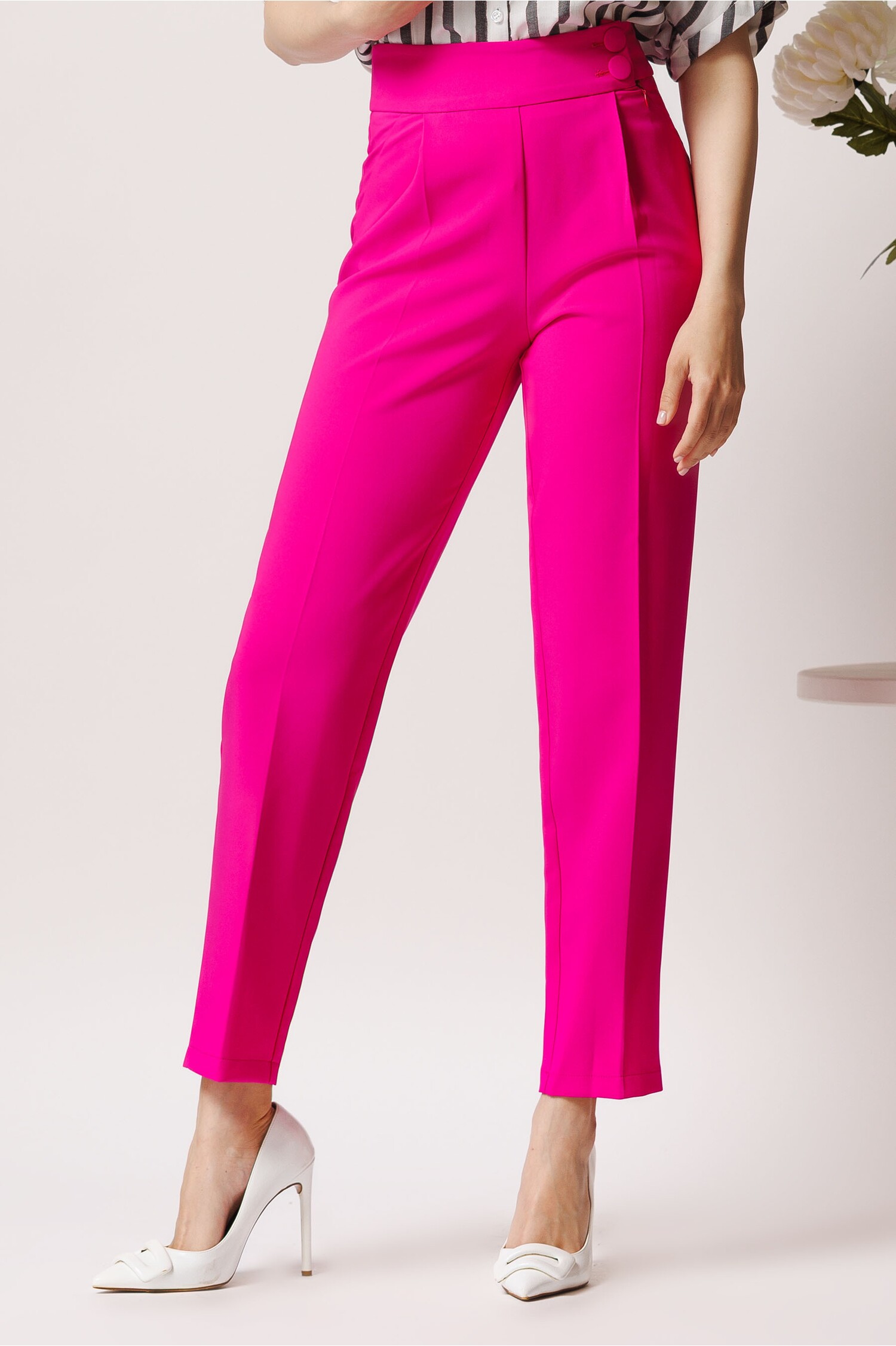 Pantaloni LaDonna office din stofa fucsia cu pliuri nasturi pe talie