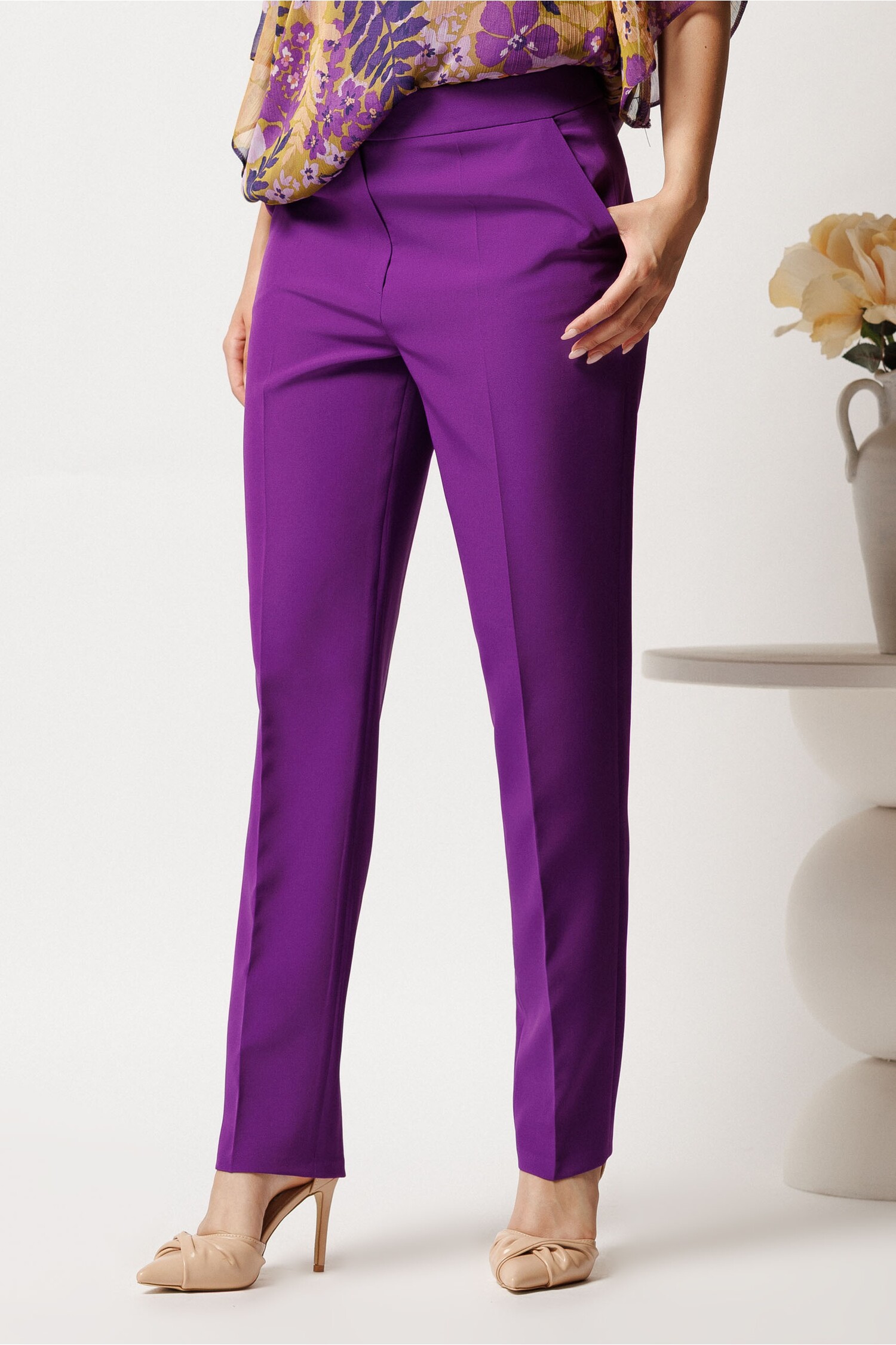 Pantaloni mov din stofa cu croi conic si buzunare- Viada