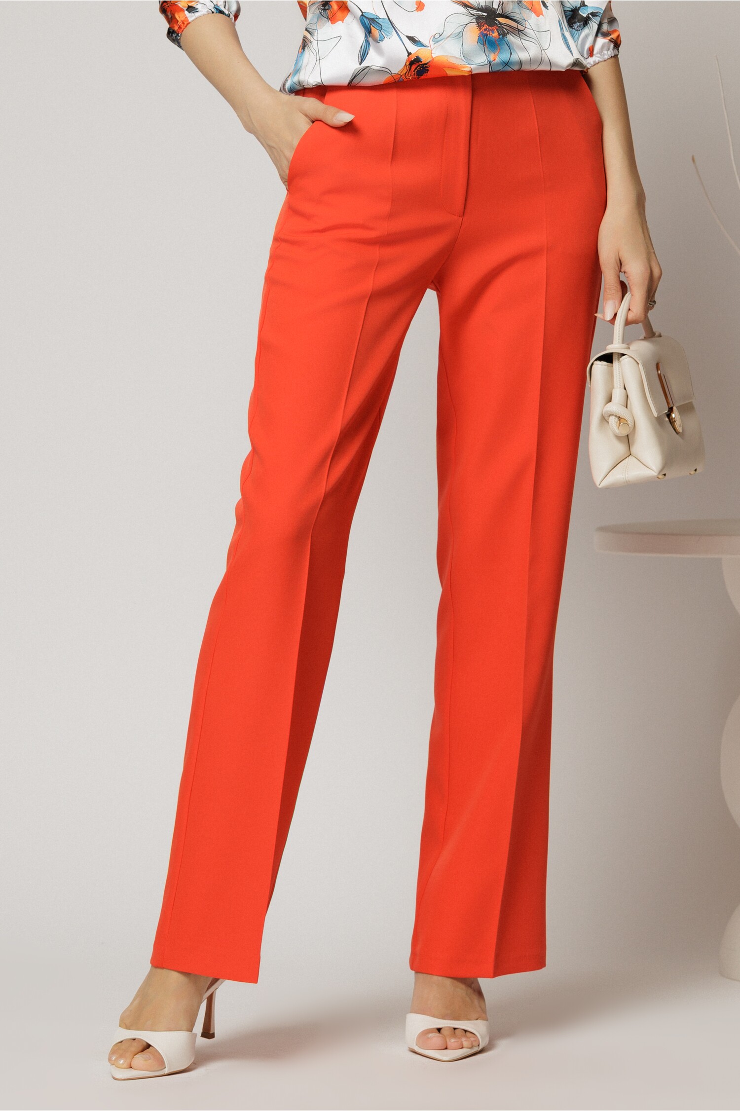 Pantaloni oranj cu croi drept si buzunare