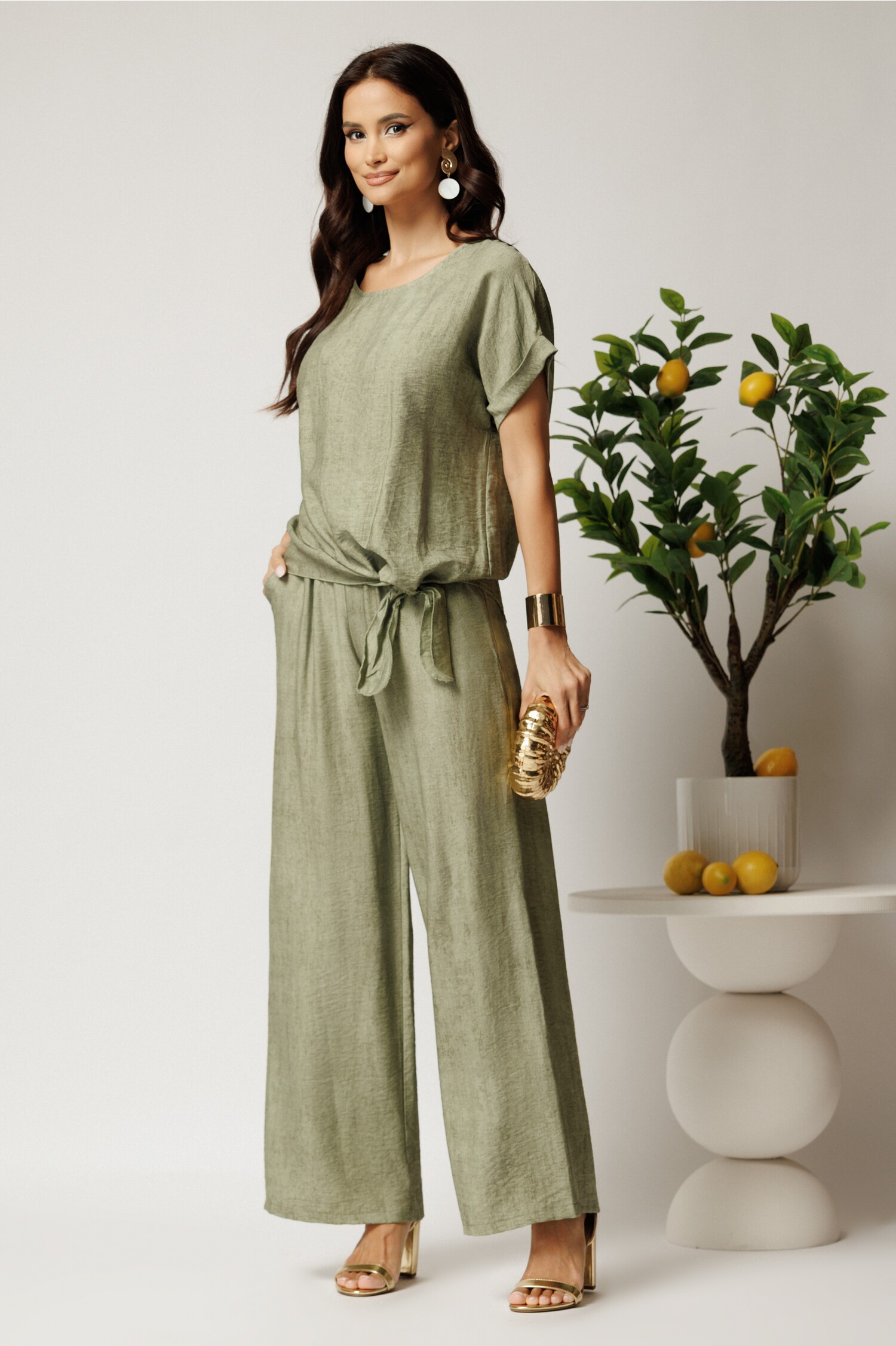 Pantaloni vede fistic din viscoza cu croi lejer si elastic in talie.