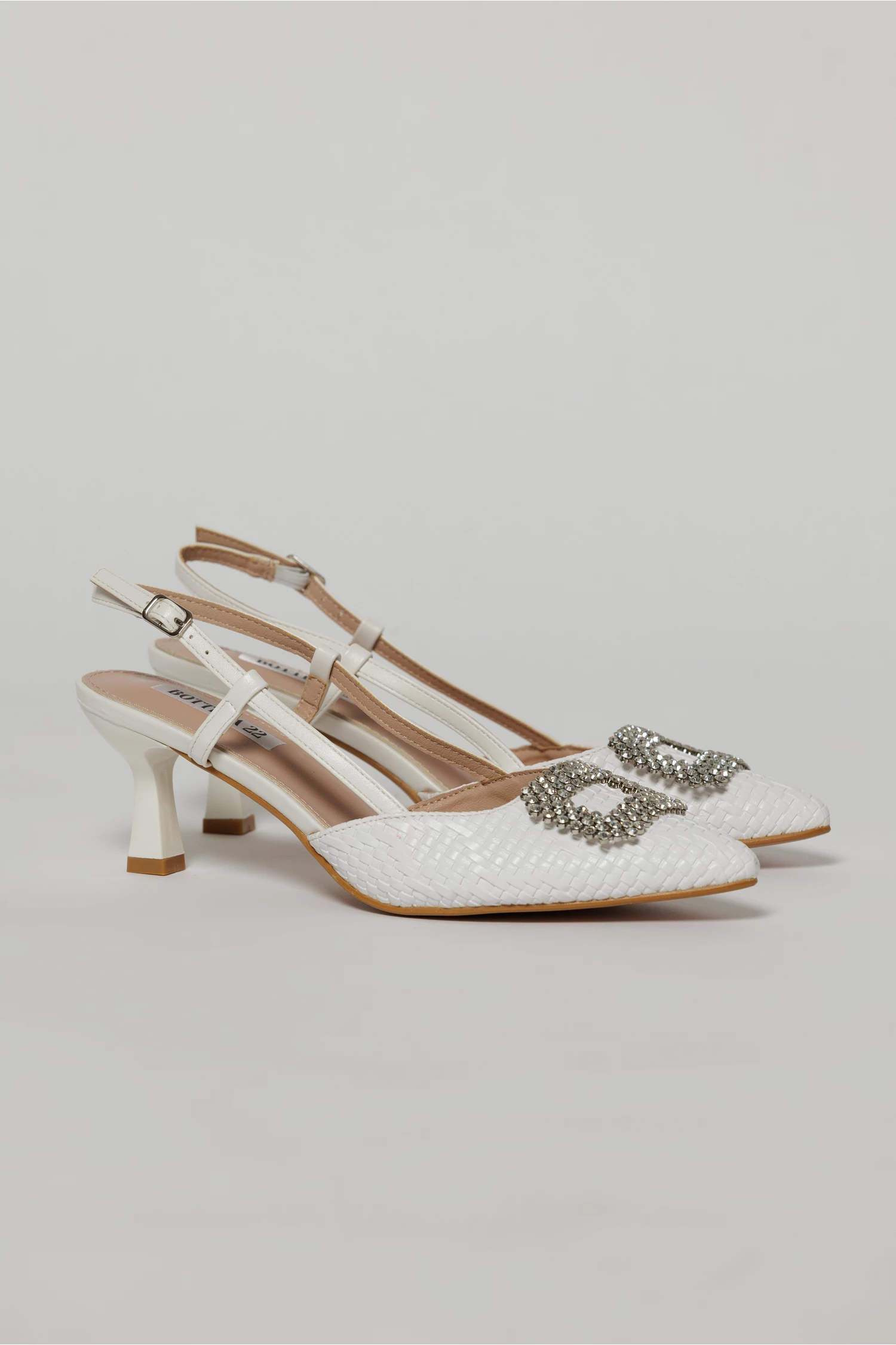 Pantofi albi cu finisaj impletit si accesoriu cu pietre stralucitoare