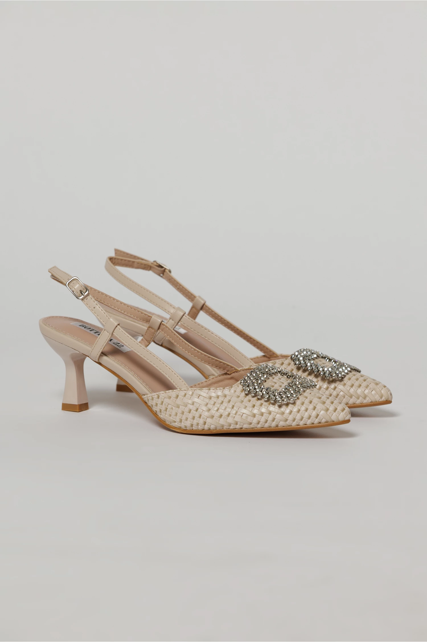 Pantofi bej cu finisaj impletit si accesoriu cu pietre stralucitoare