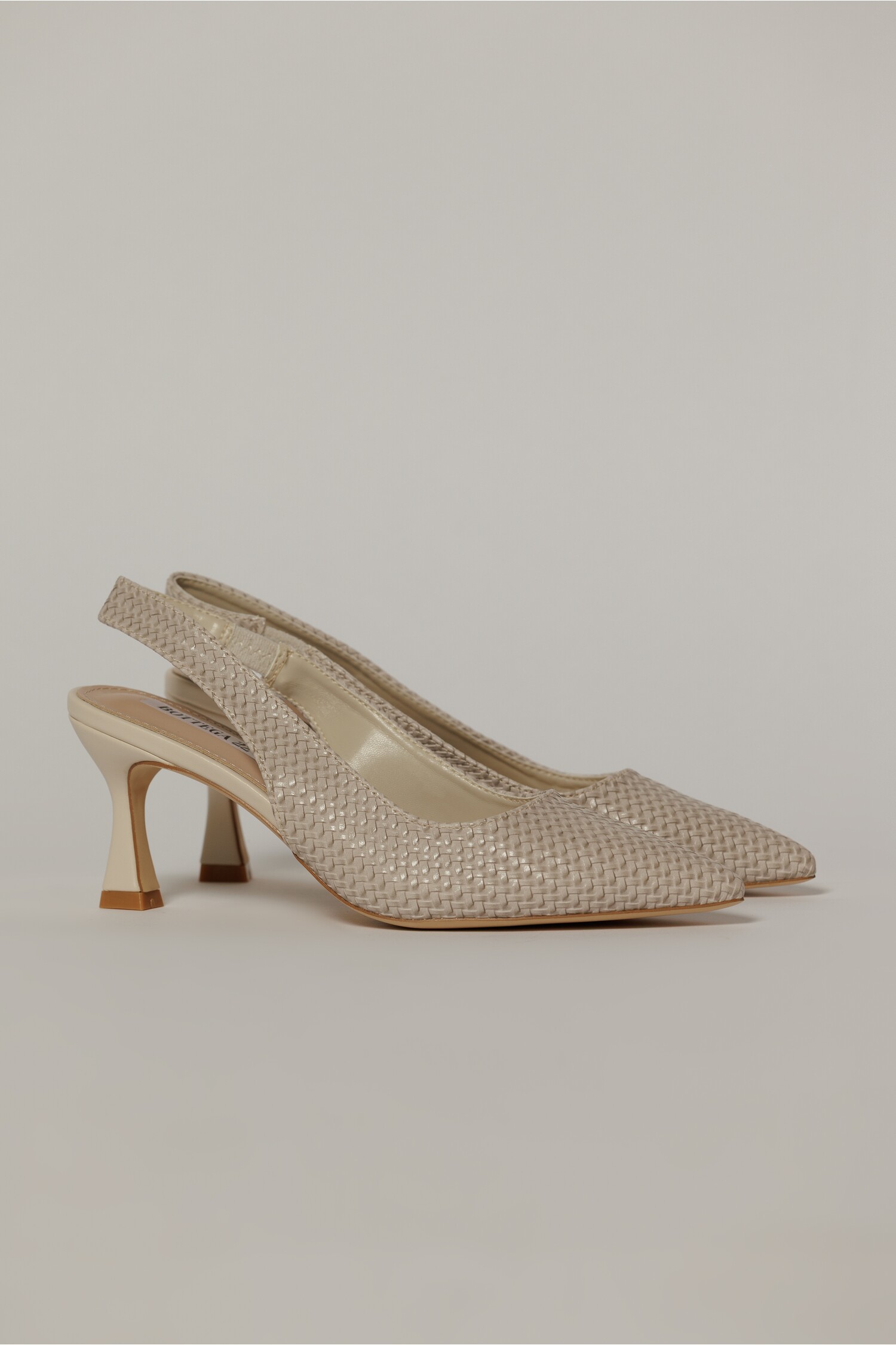 Pantofi bej din piele ecologica cu design impletit