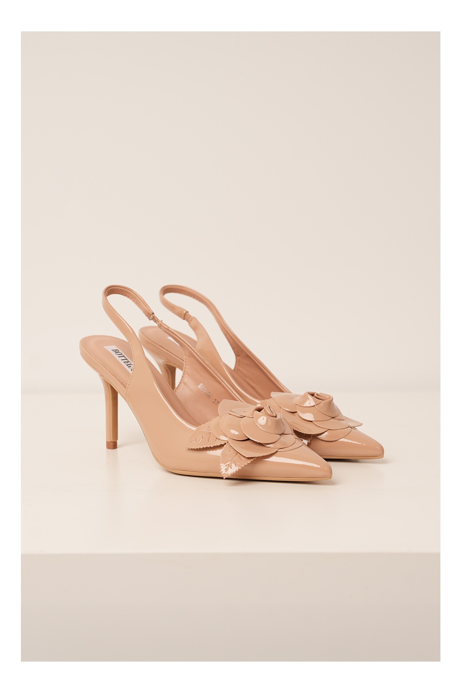 Pantofi bej din piele ecologica cu floare mai pe varf