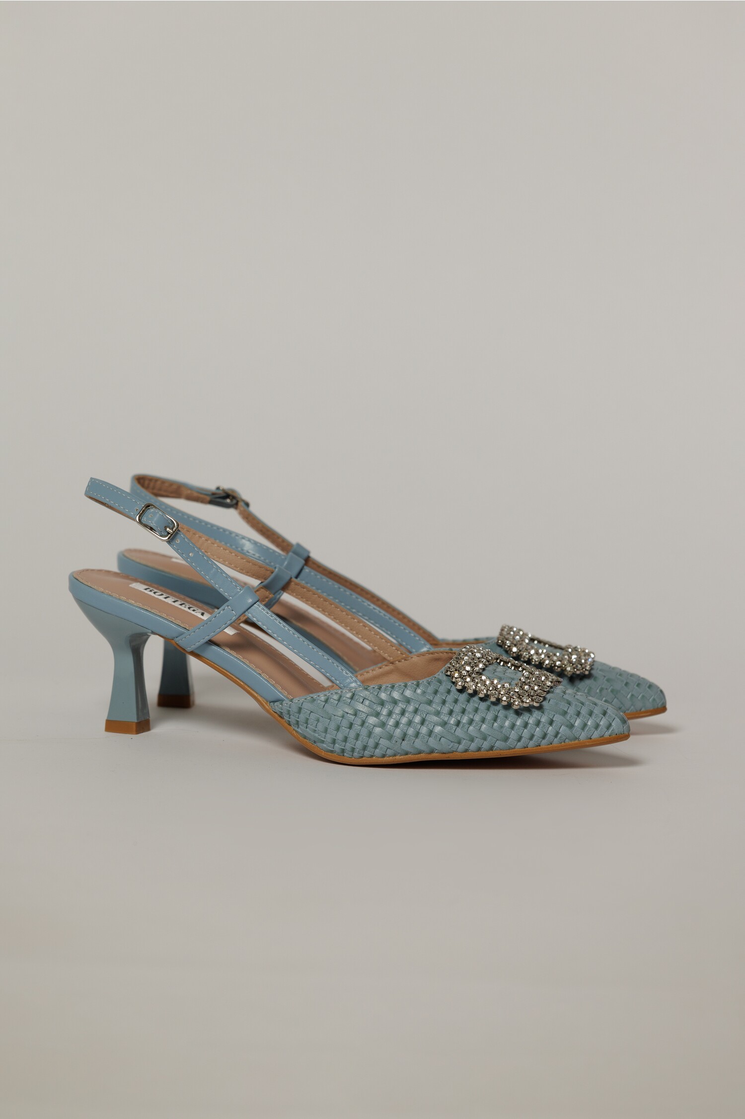 Pantofi bleu cu finisaj impletit si accesoriu cu pietre stralucitoare