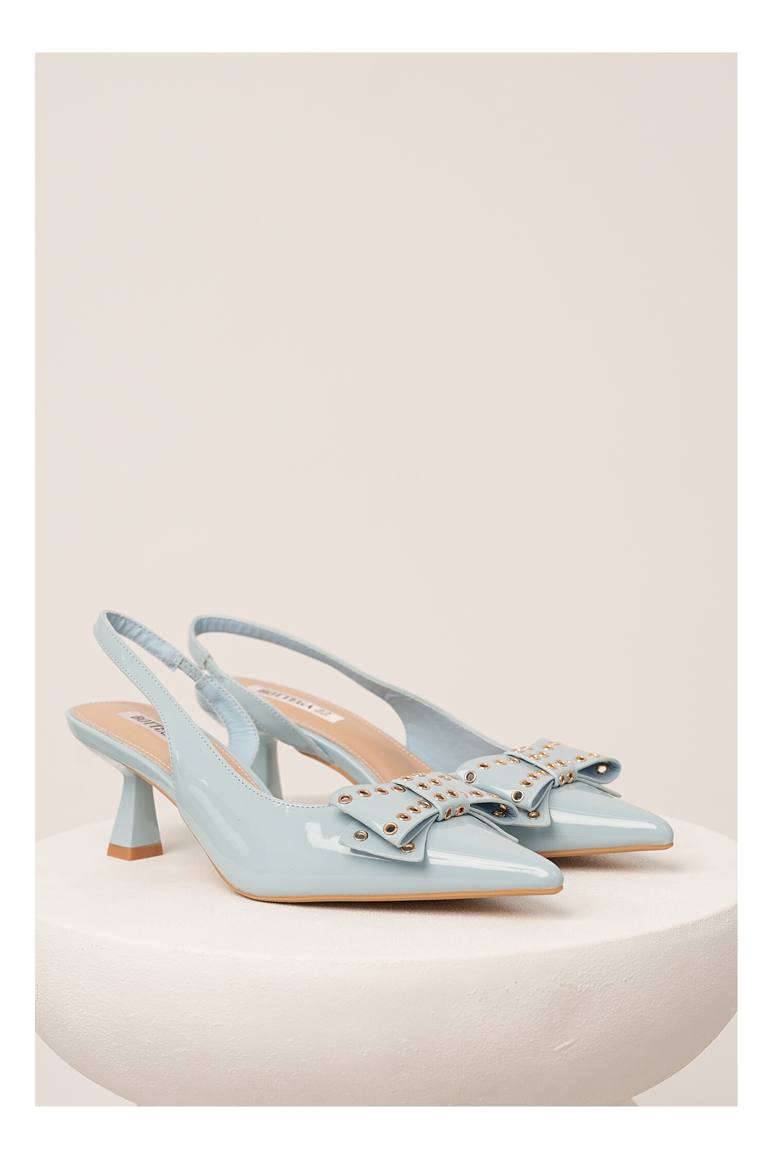 Pantofi bleu din piele ecologica lacuita cu funda si capse