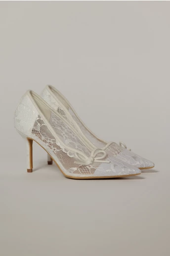 Pantofi eleganti albi imbracati in dantela